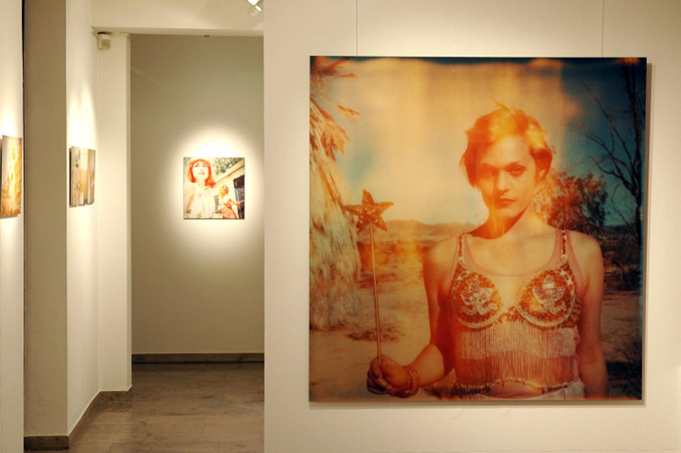 The Muse (29 Palms, CA) analog, 128x125cm – Polaroid, 21. Jahrhundert, Zeitgenössisch (Beige), Portrait Photograph, von Stefanie Schneider