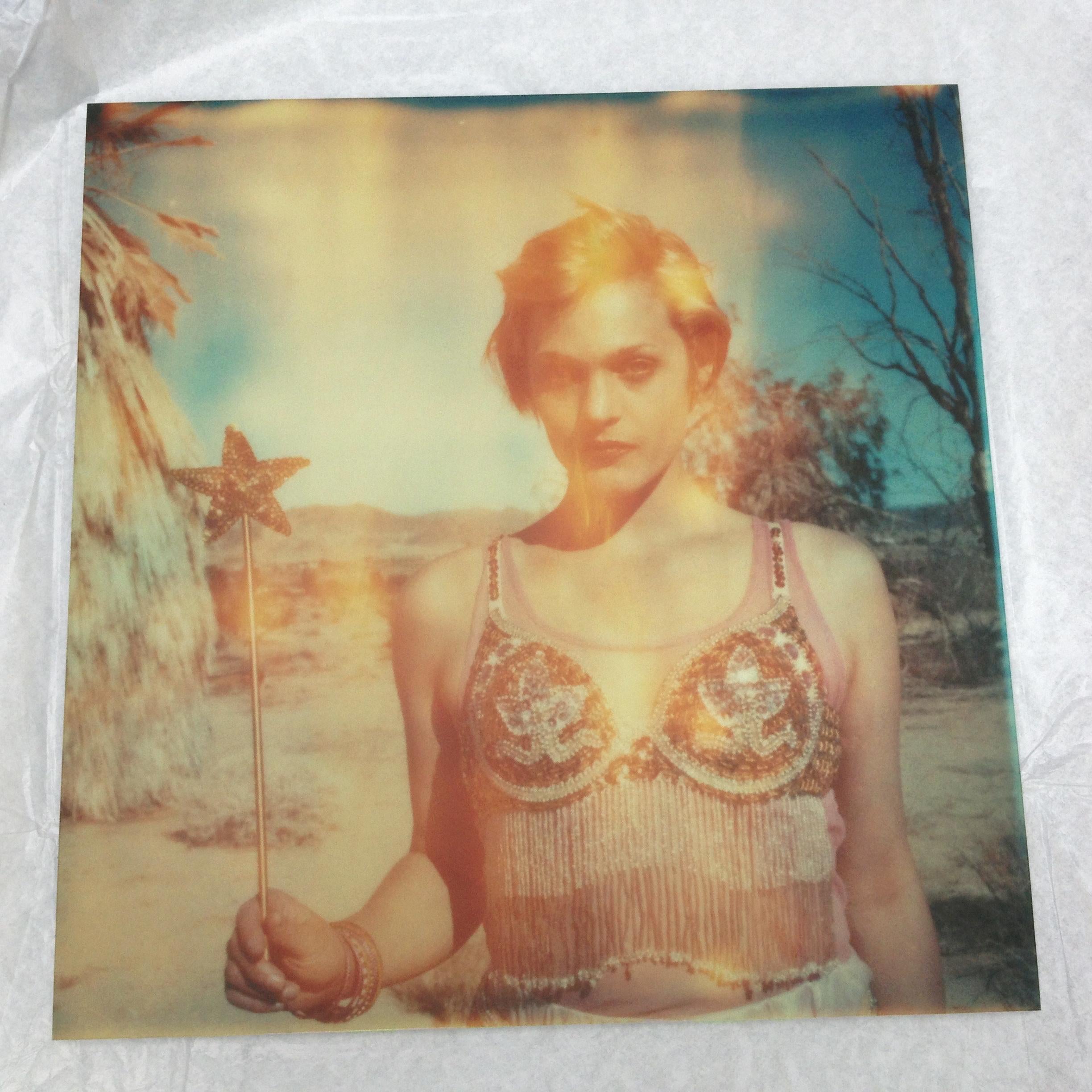 The Muse (29 Palms, CA) - analog, montiert - Polaroid, 21. Jahrhundert, Contemporary – Photograph von Stefanie Schneider
