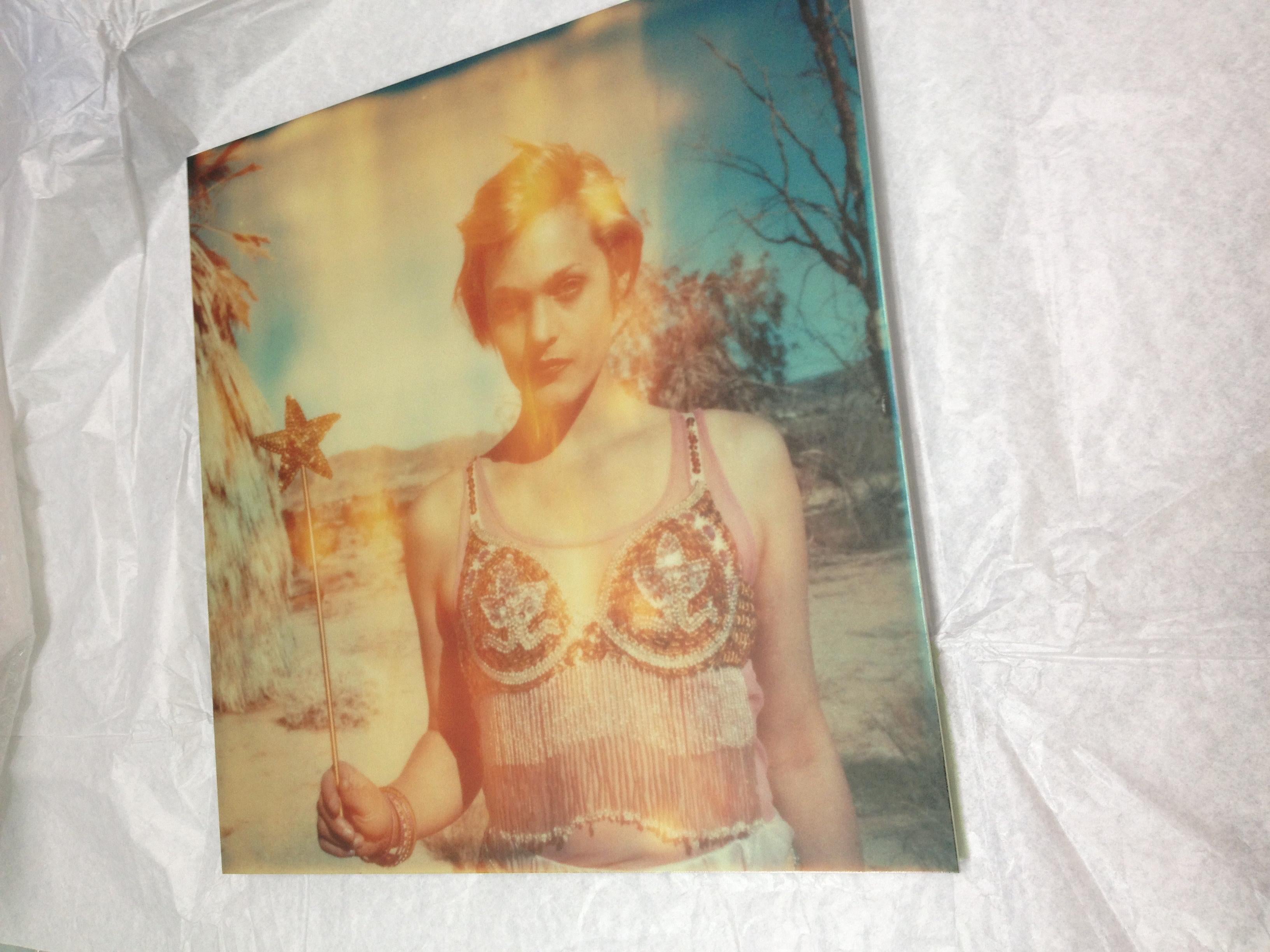 The Muse (29 Palms, CA) - analógico, montado - Polaroid, Siglo XXI, Contemporáneo - Portrait Photograph Beige de Stefanie Schneider