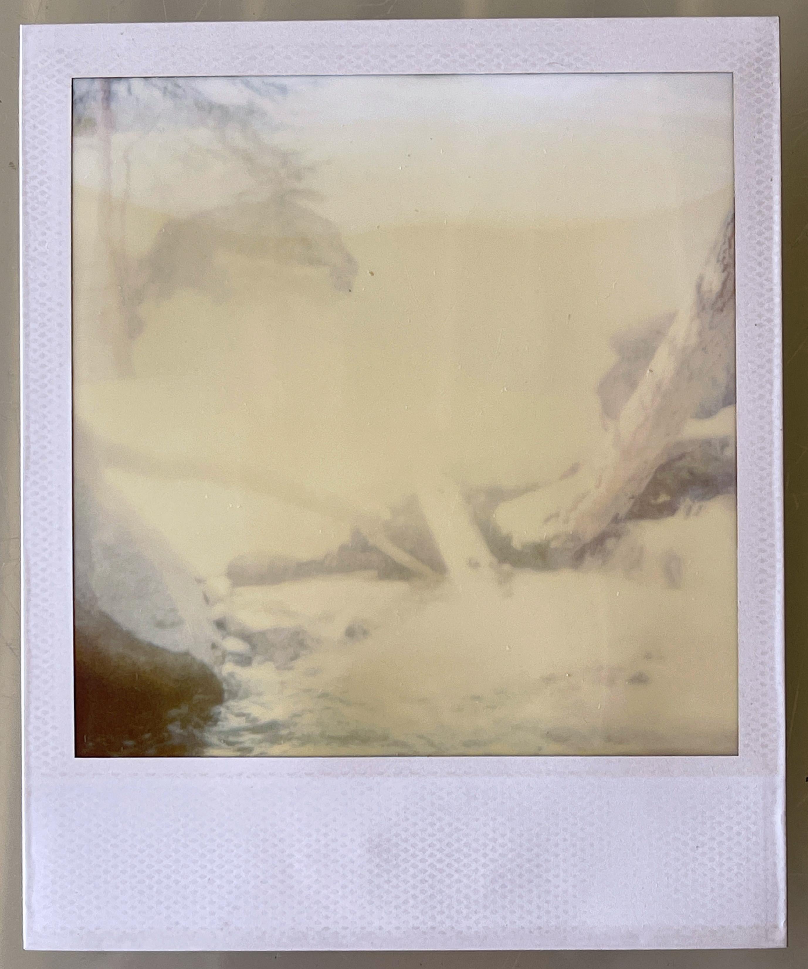 Der Fluss (Fairytales) - Original Polaroid Einzigartiges Stück