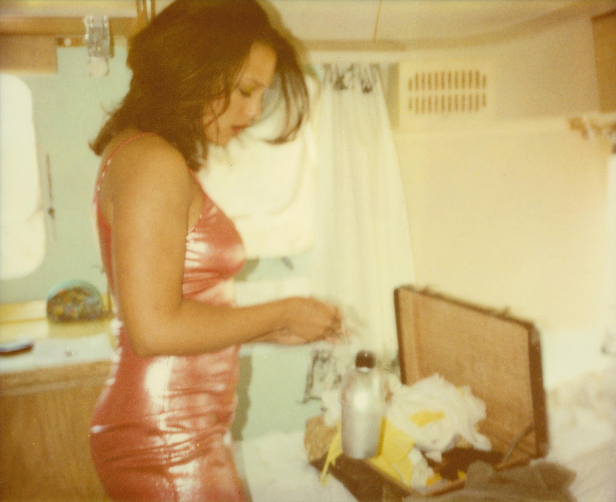 Figurative Photograph de Stefanie Schneider - El fugitivo (Hasta que la muerte nos separe) - Siglo XXI, Polaroid, Color