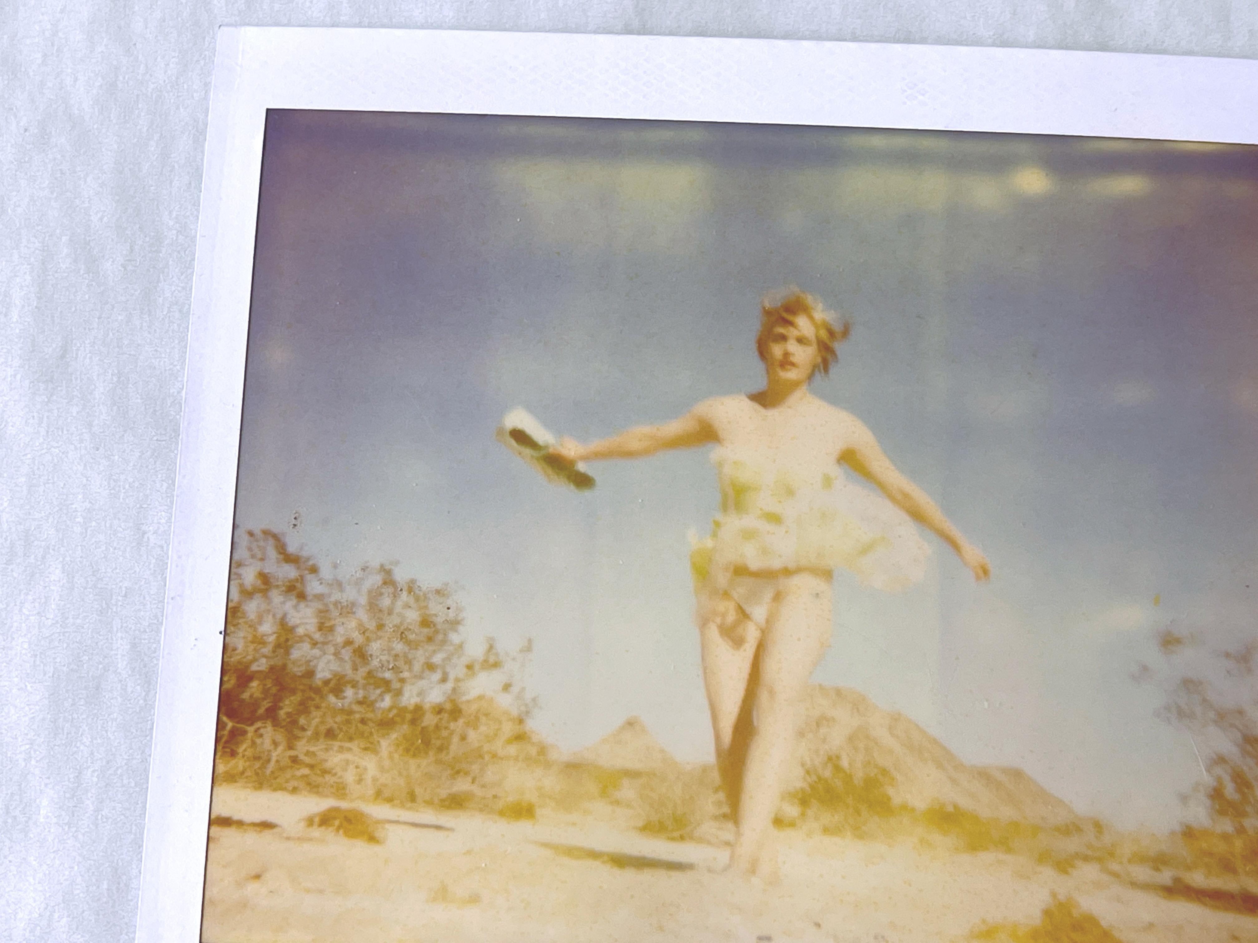 Sonrisas y lágrimas (29 Palms, CA) - Polaroid original Pieza única - Photograph de Stefanie Schneider