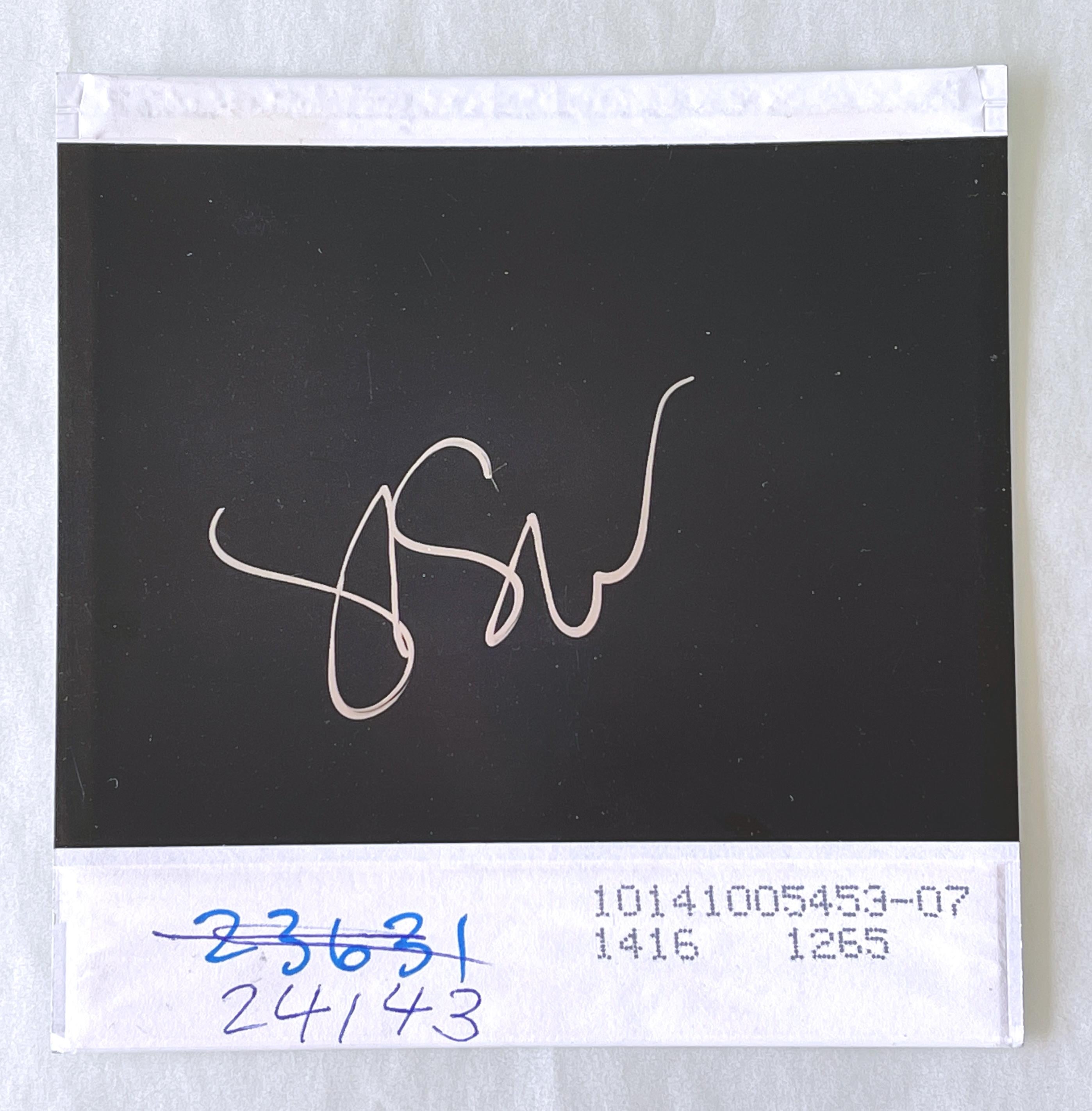 Sonrisas y lágrimas (29 Palms, CA) - Polaroid original Pieza única - Photograph Contemporáneo de Stefanie Schneider