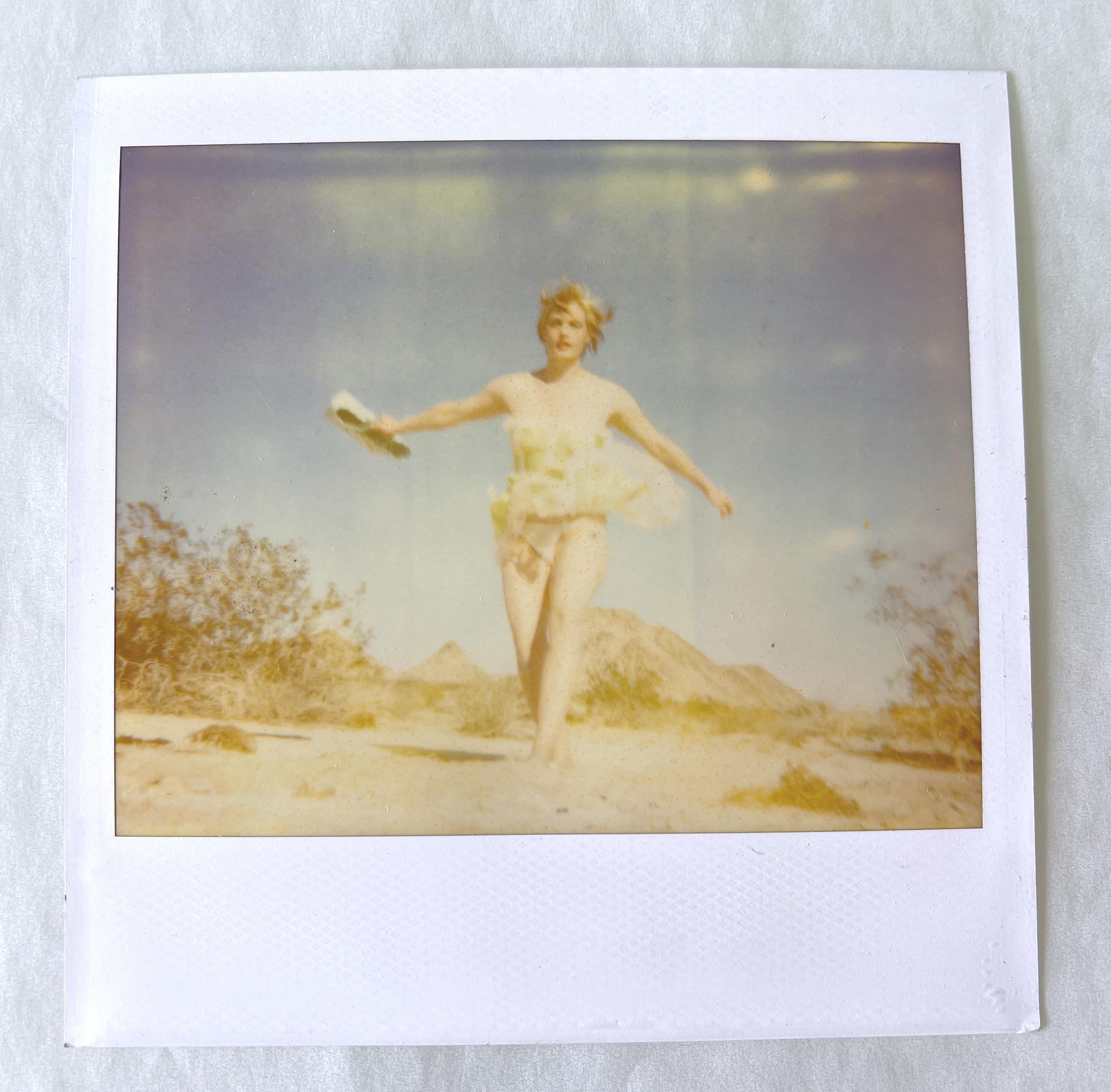 Color Photograph de Stefanie Schneider - Sonrisas y lágrimas (29 Palms, CA) - Polaroid original Pieza única