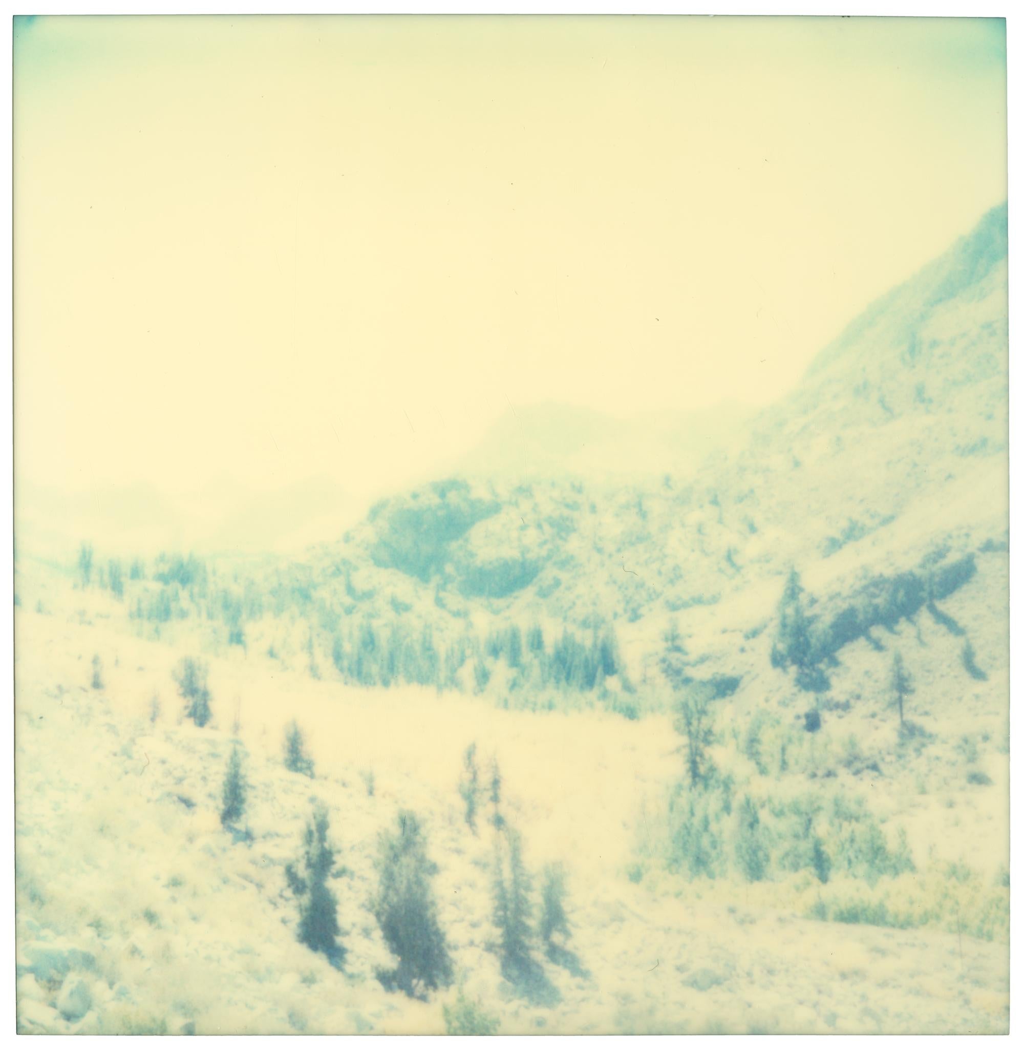 Stefanie Schneider Landscape Photograph – The Valley (Wastelands) - Polaroid, Zeitgenössisch, 21. Jahrhundert, Farbe, Landschaft
