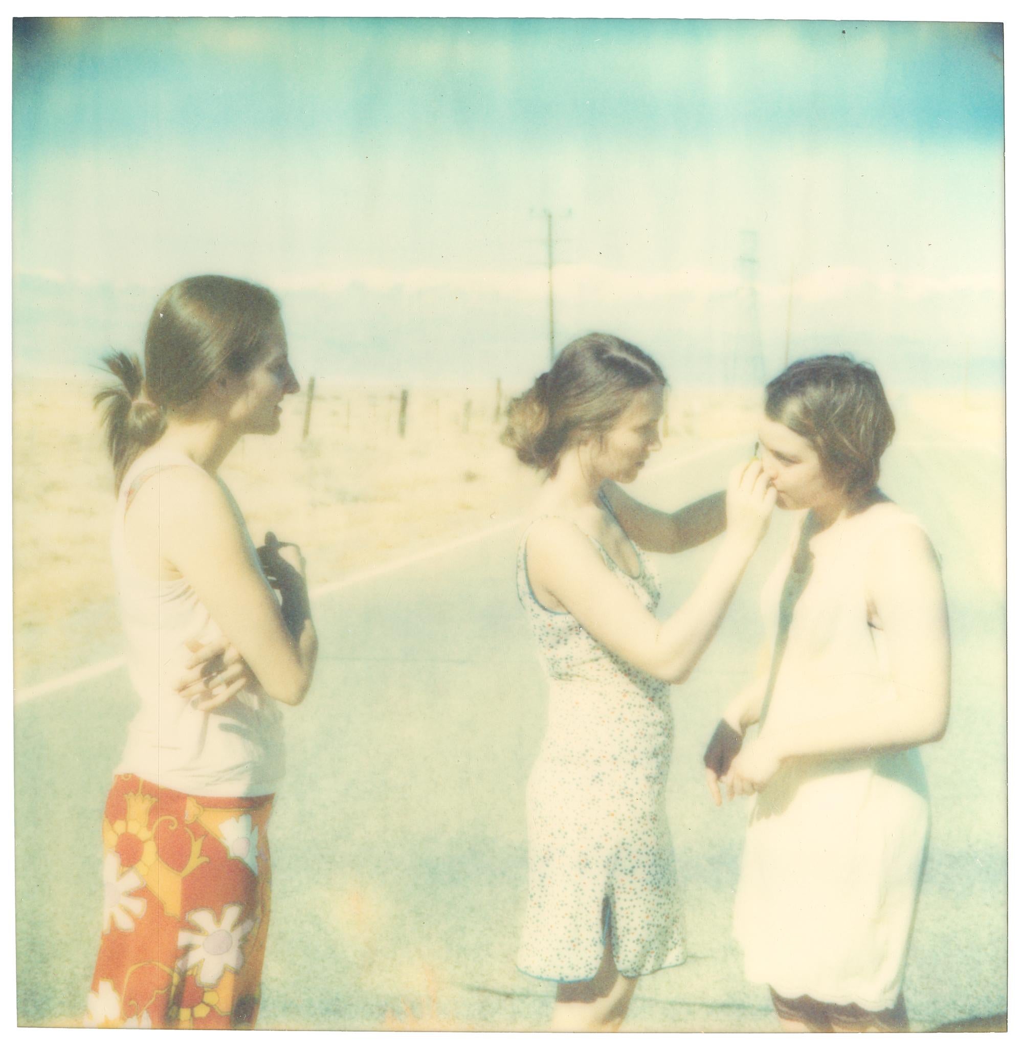 Landscape Photograph di Stefanie Schneider - Tre ragazze X (The Last Picture Show)