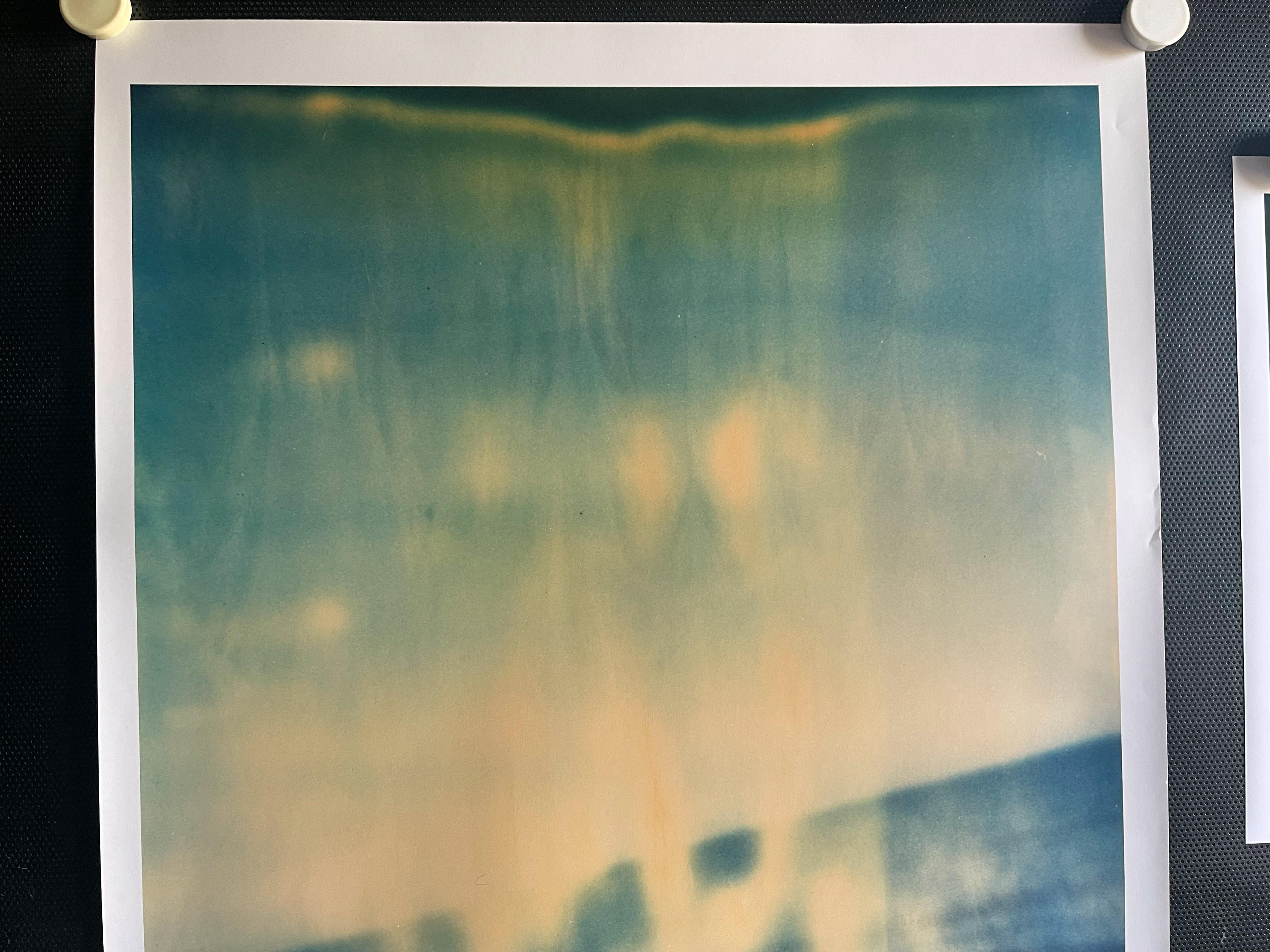 Gekippt (Malibu) - 2004

57x56cm,
Auflage: 10 Exemplare plus 2 Probedrucke. 
Analoger C-Print, von der Künstlerin handgedruckt. auf Fuji Crystal Archive Papier, matte Oberfläche - Vintage By.
Basierend auf dem Original-Polaroid.
Etikett mit