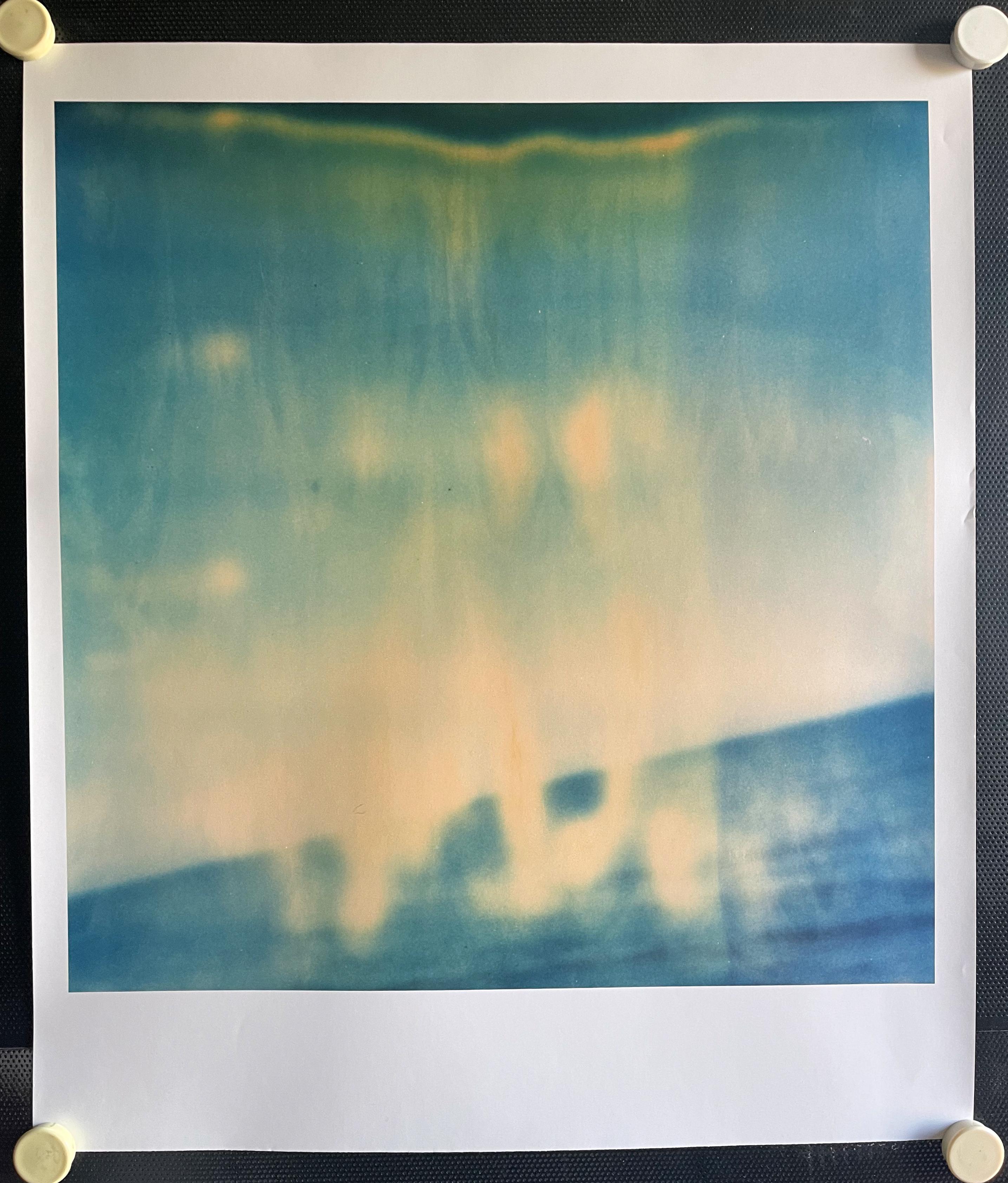 Stefanie Schneider Color Photograph – Tilted (Zuma Beach) - Fotografie, Polaroid, Contemporary, Malibu. 21. Jahrhundert