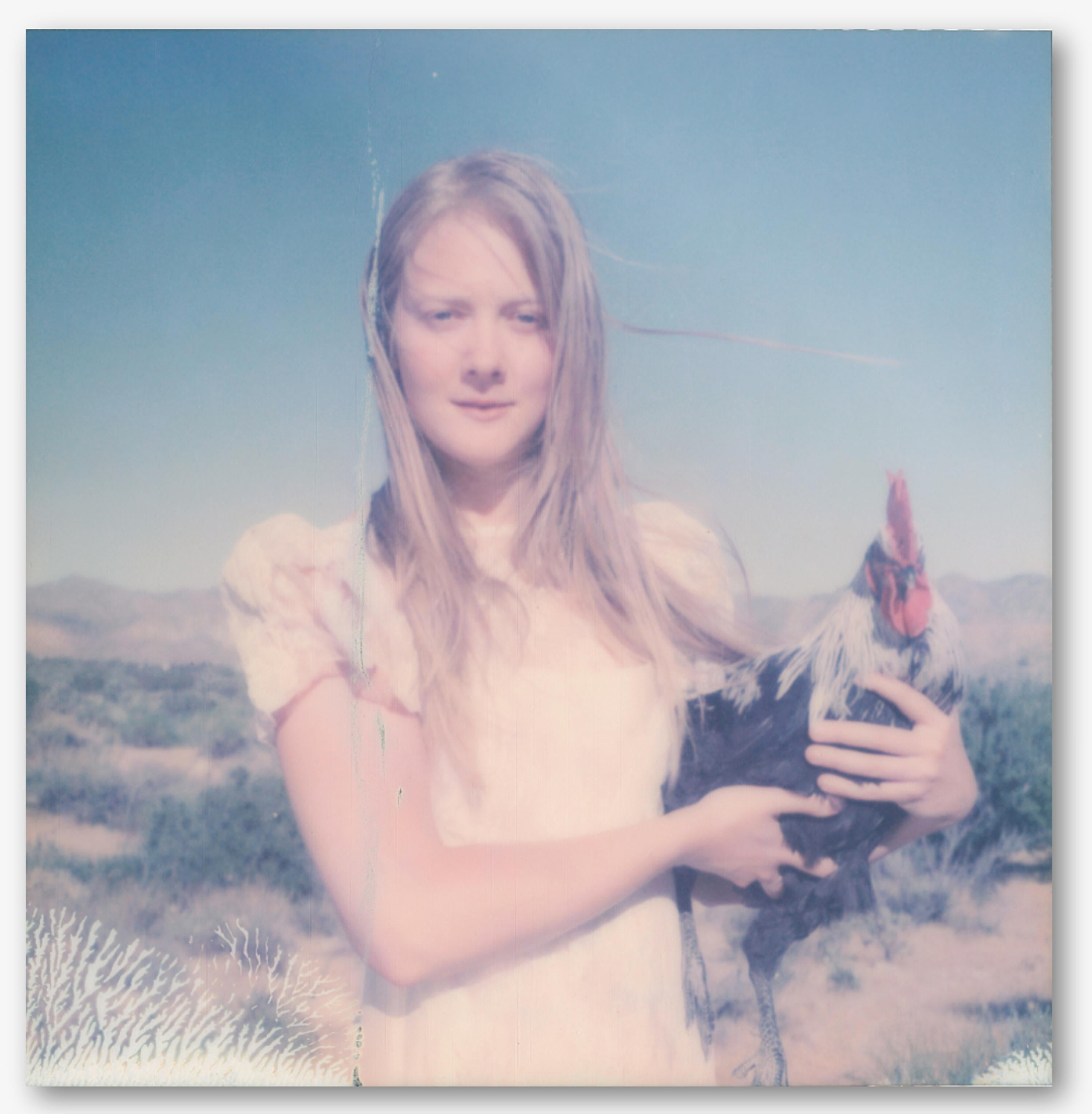 Zeit steht still (Kochen und Küken, manchmal auch Küken) – Polaroid, Zeitgenössisch (Grau), Portrait Photograph, von Stefanie Schneider