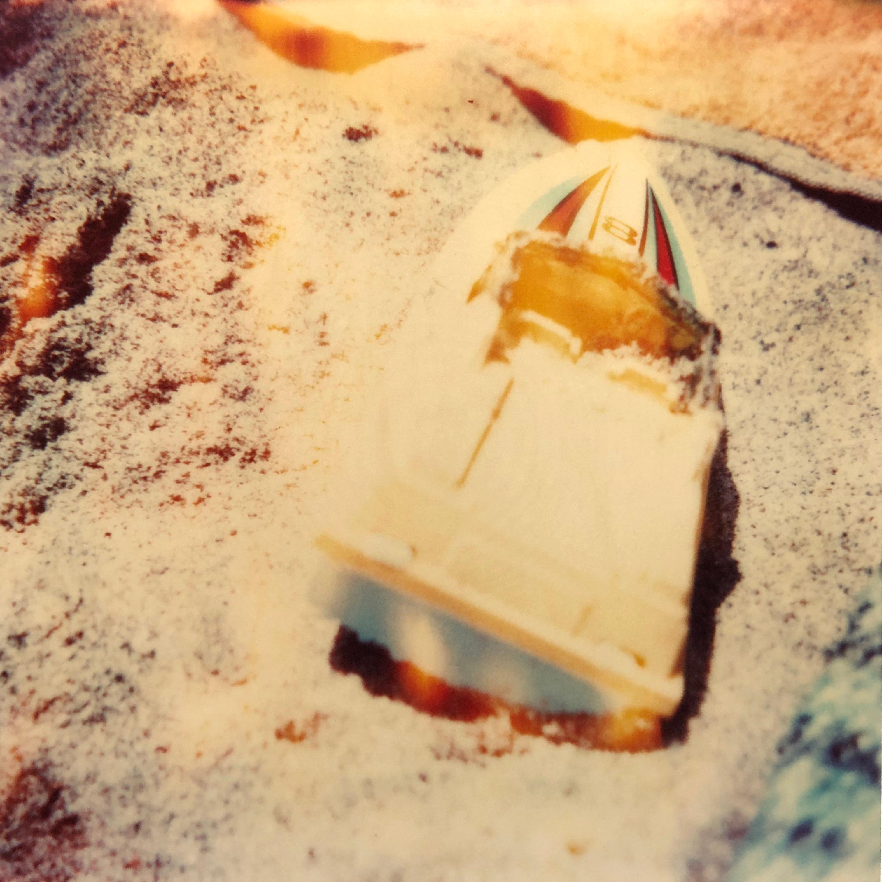 Still-Life Photograph de Stefanie Schneider - Barco de juguete (Malibú) - montado