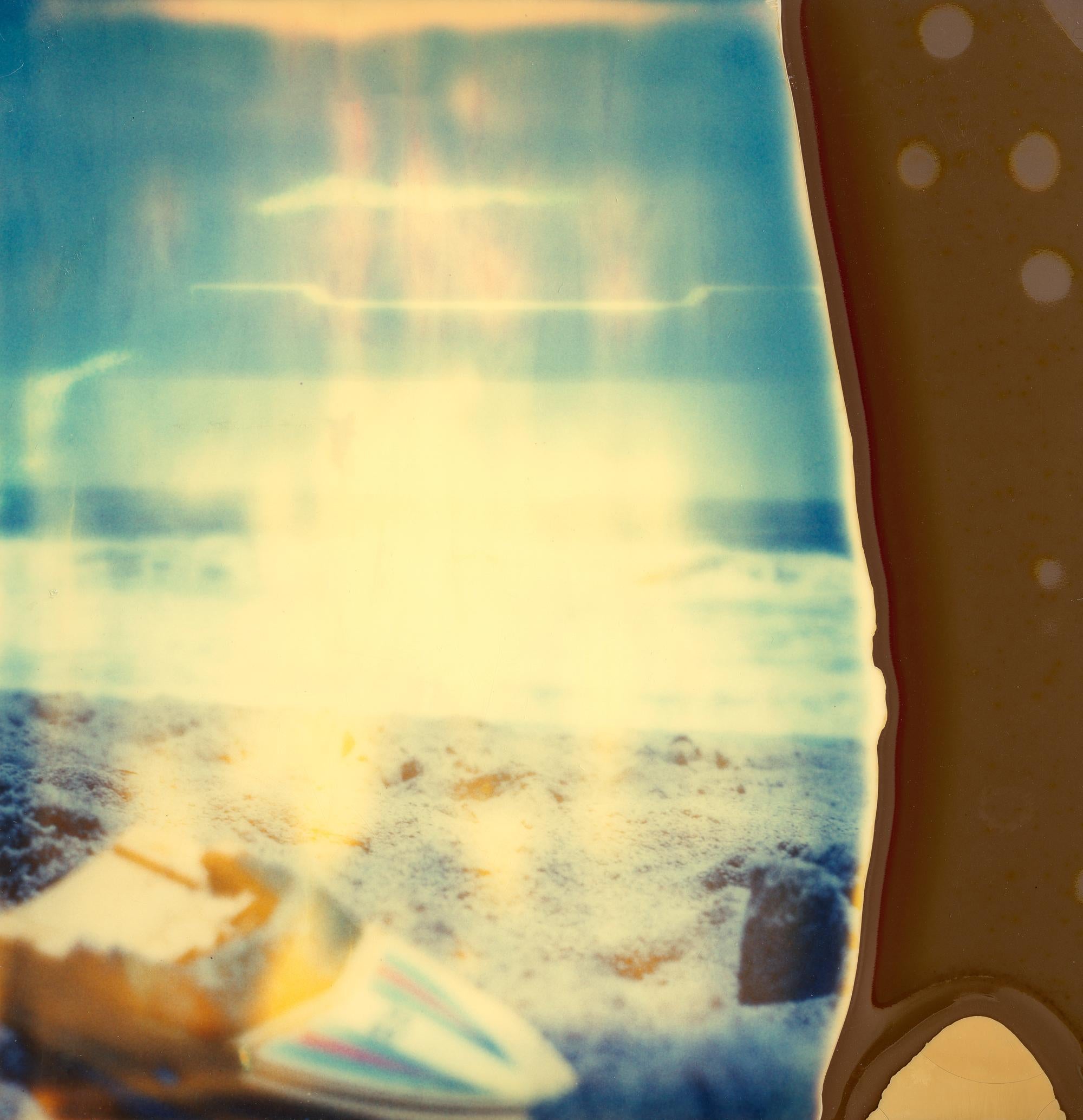 Color Photograph di Stefanie Schneider - Barca giocattolo (Zuma Beach)
