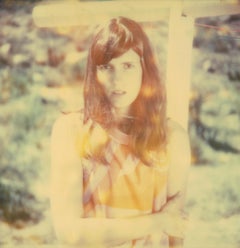 Traces of Time II (Das Mädchen hinter dem weißen Picket-Fence) – Polaroid, Porträt