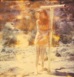 Plateaux du temps III (La fille derrière la clôture de pichet blanc) - Polaroid, portrait