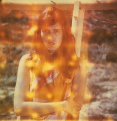 Traces of Time (La fille derrière la clôture de pichet blanc) - Polaroid, portrait
