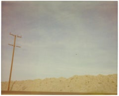 Tracks de train (California Badlands) - Contemporain, Polaroid, Paysage