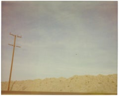 Tracks de train (California Badlands) - Contemporain, Polaroid, Paysage