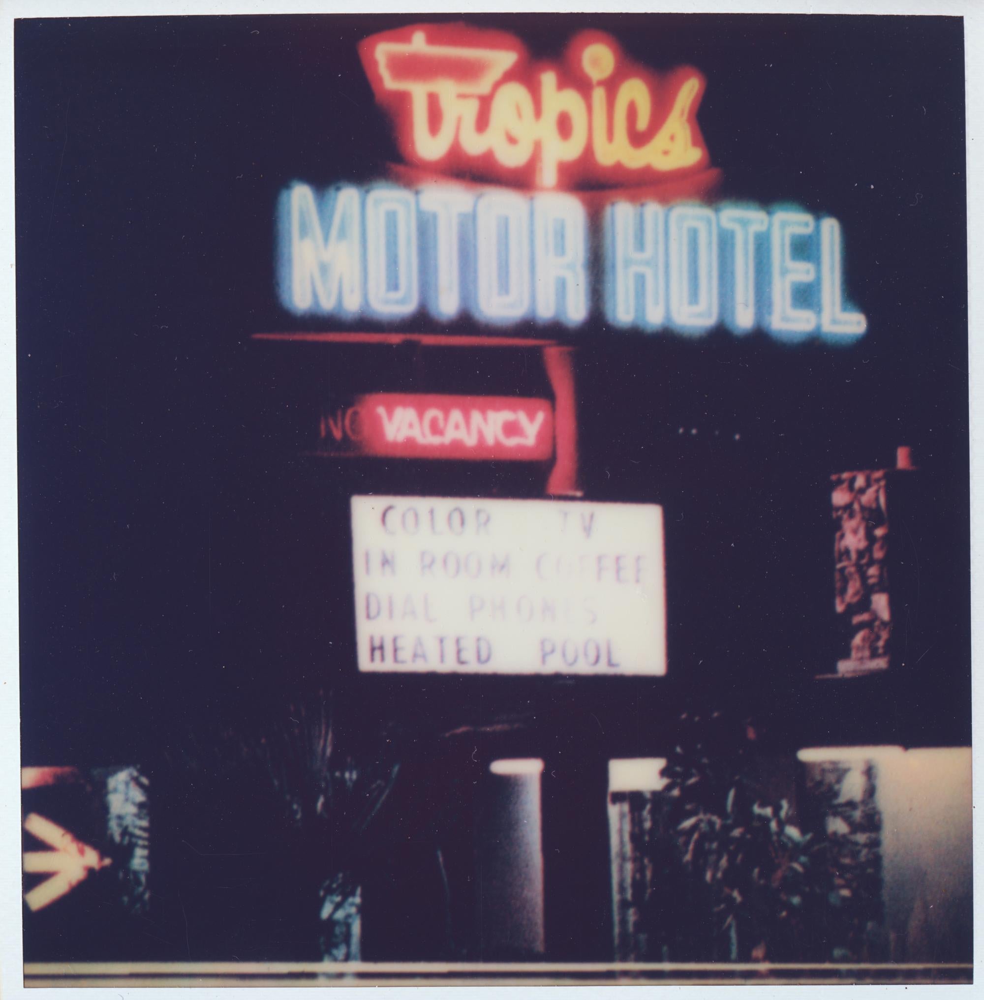 Stefanie Schneider Landscape Photograph – Tropics Motor Hotel (Größer als Paradise)