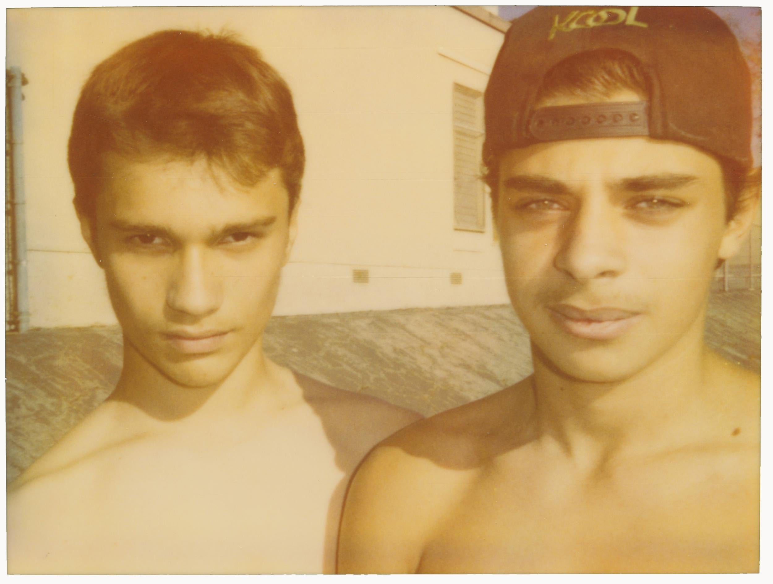 Stefanie Schneider Portrait Photograph – Zwei Unknown Boys (Stranger than Paradise)