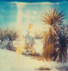 In Hiding (29 Palms, CA) Contemporain, Femme, Polaroïd