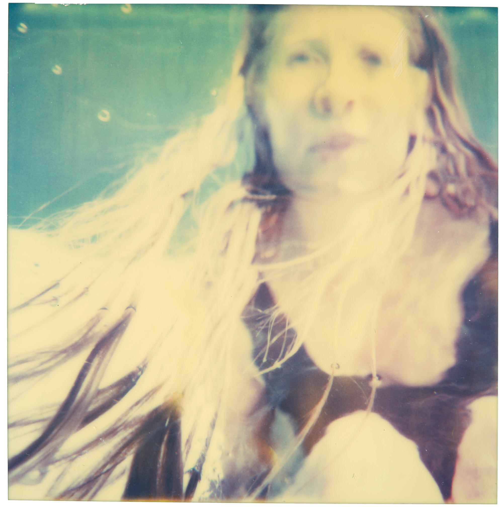 Color Photograph Stefanie Schneider - Sous l'eau (La dernière exposition de photos)
