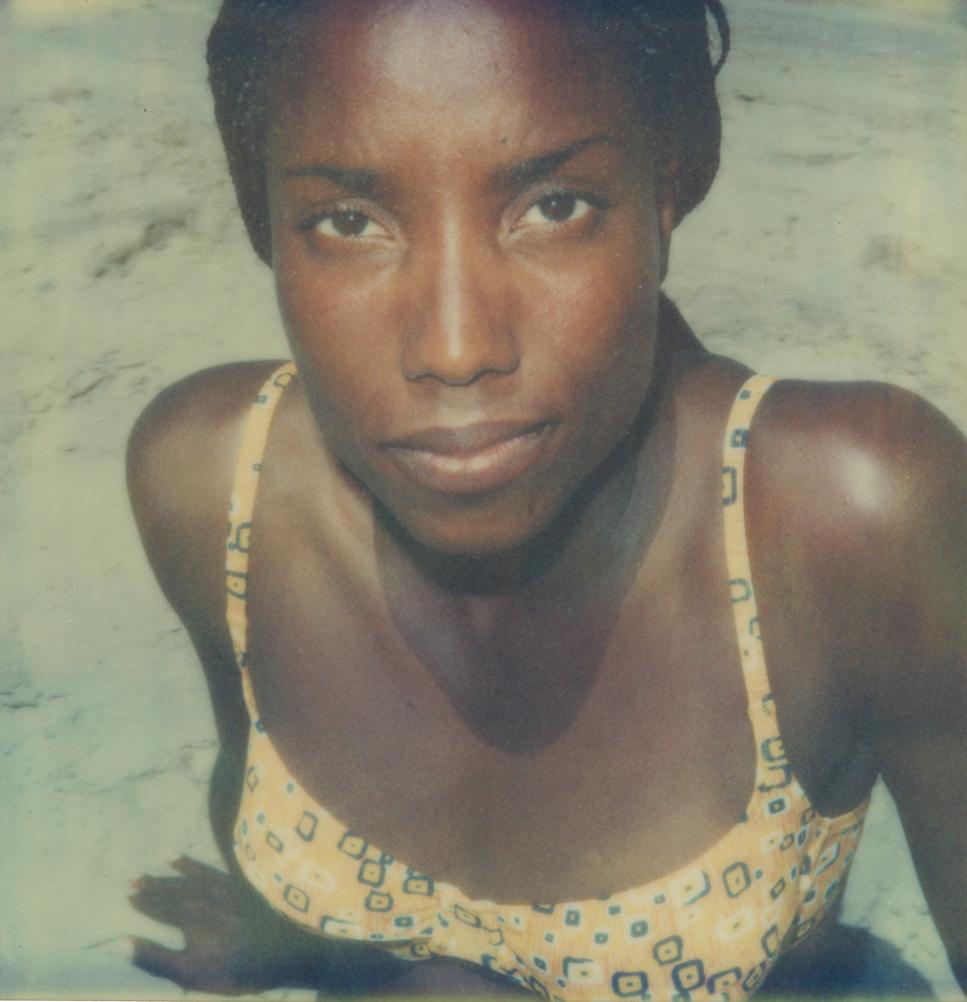 Stefanie Schneider Color Photograph – Unknown Girl 01 - Straßenporträts (Stranger than Paradise)