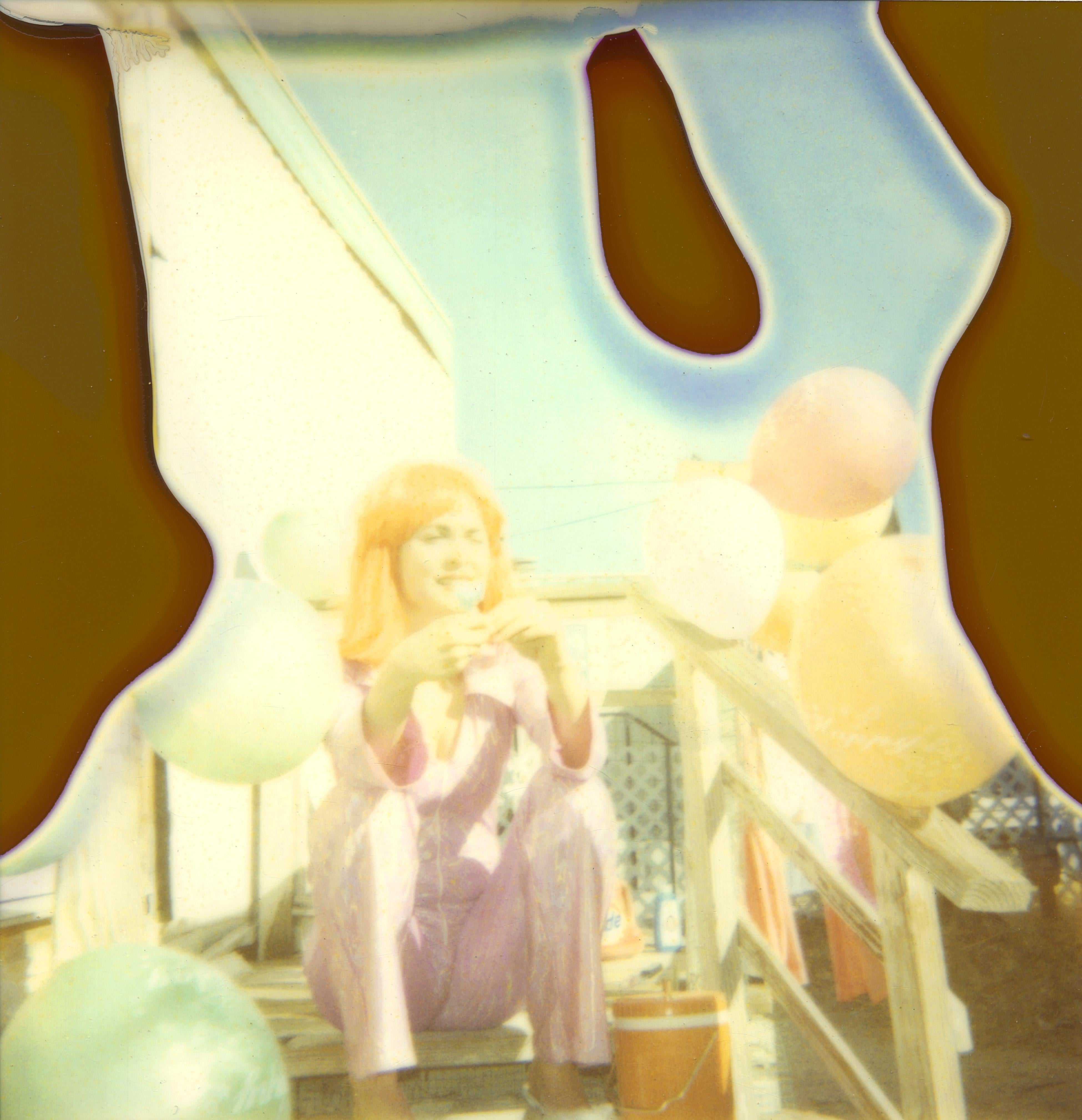 Color Photograph di Stefanie Schneider - Senza titolo 09 (Il 30° compleanno di Oxana) con Radha Mitchell