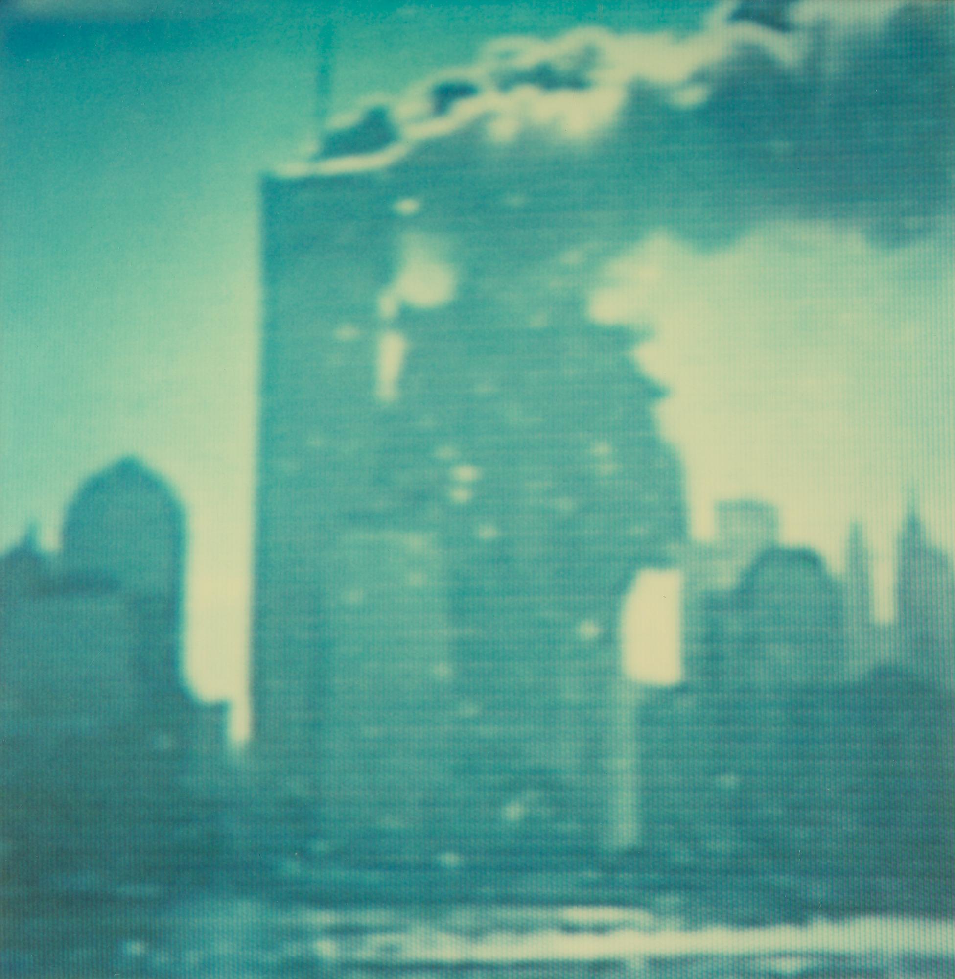 Stefanie Schneider Color Photograph – Ohne Titel (9/11) – 21. Jahrhundert, Polaroid, Farbe