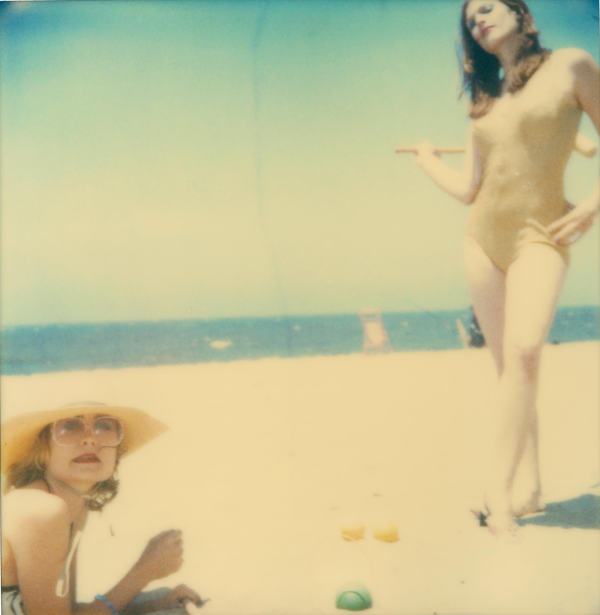 Stefanie Schneider Color Photograph – Ohne Titel (Beachshoot) - analog, Polaroid, handgedruckt, Vintage
