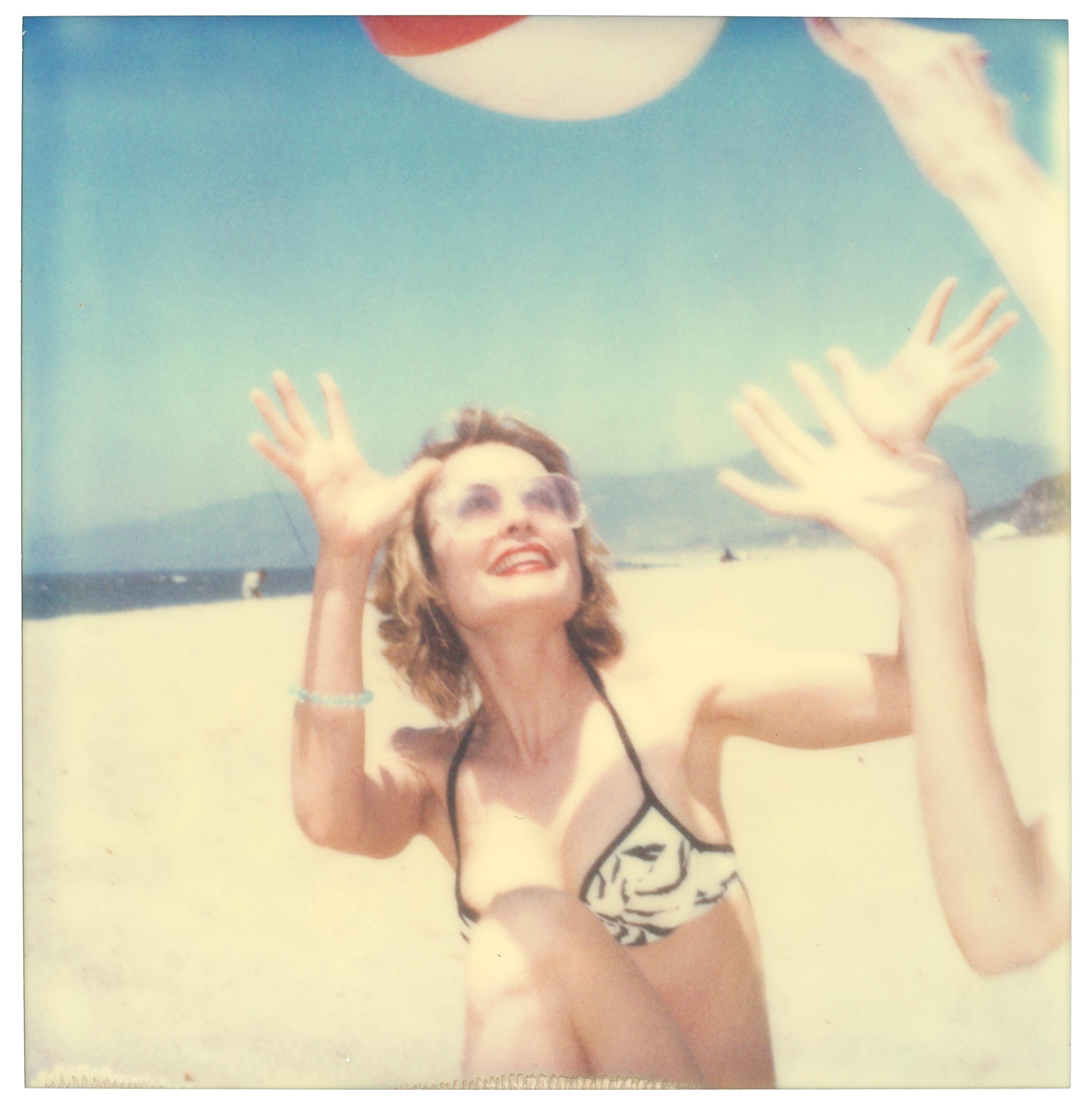 Portrait Photograph di Stefanie Schneider - Senza titolo (Beachshoot) - Polaroid - con Radha Mitchell