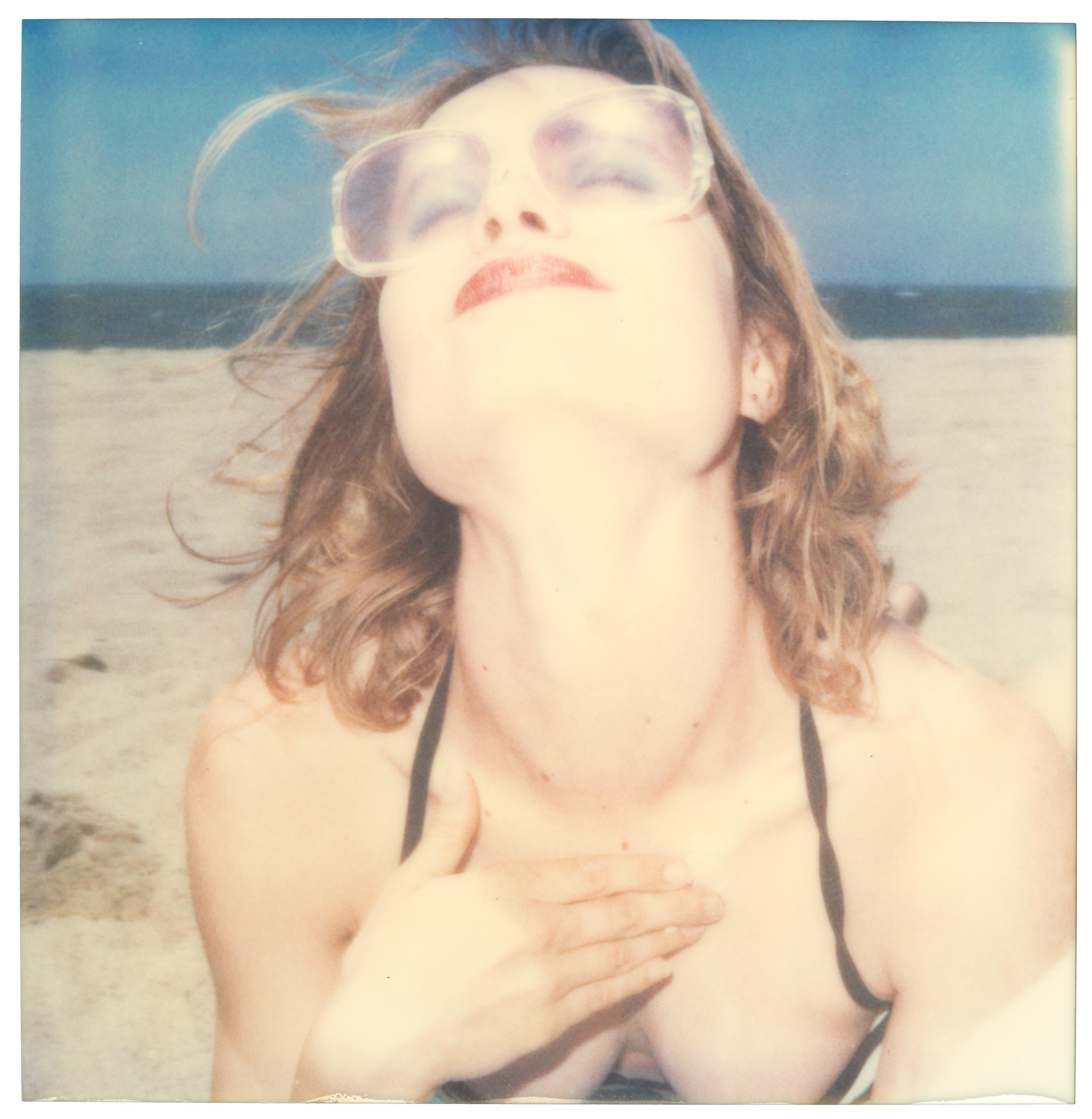 Stefanie Schneider Portrait Photograph – Untitled (Beachshoot) – Polaroid – mit Radha Mitchell