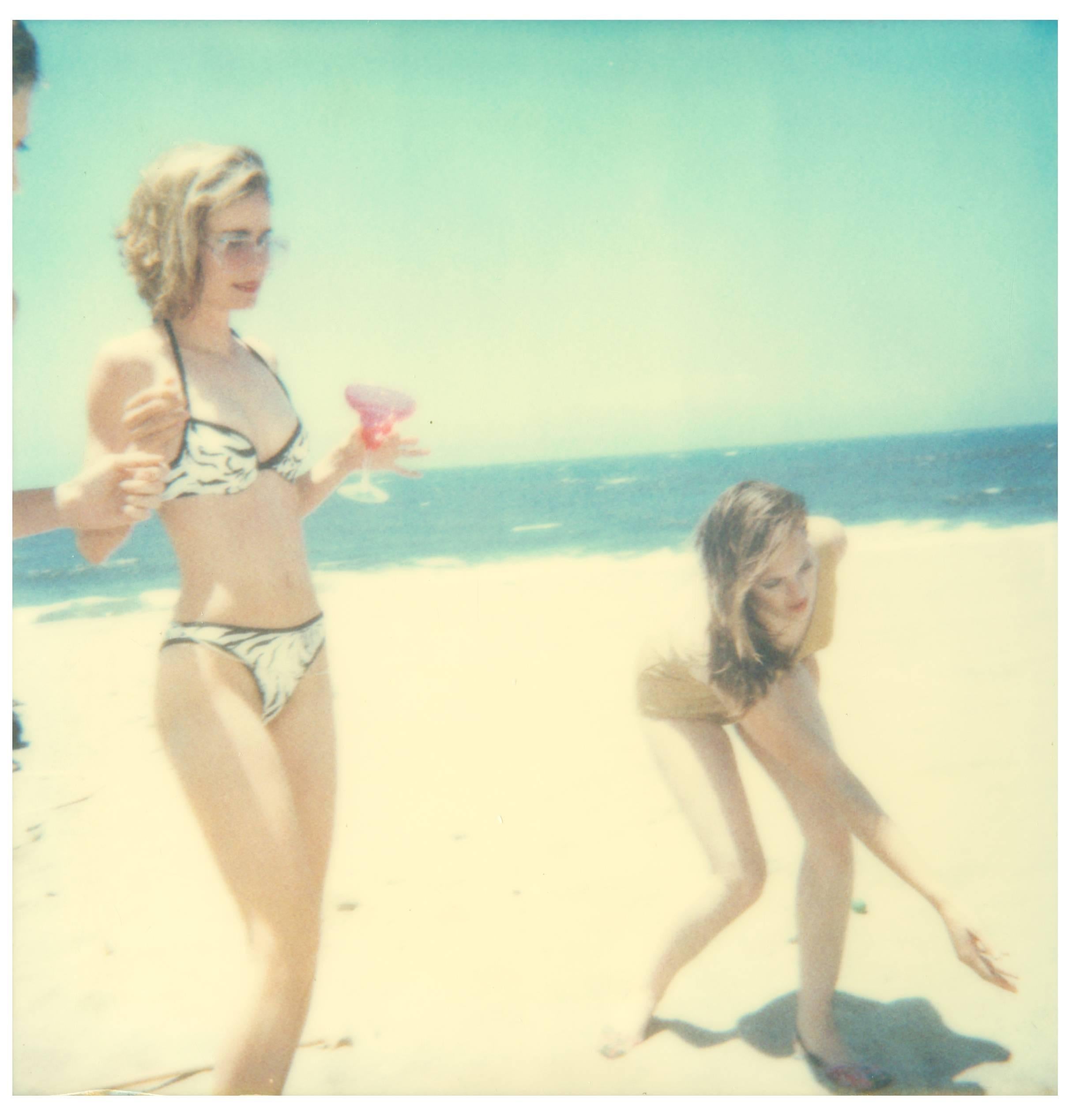 Color Photograph Stefanie Schneider - Sans titre (Beachshoot) avec Radha Mitchell - Polaroid, contemporain, femmes