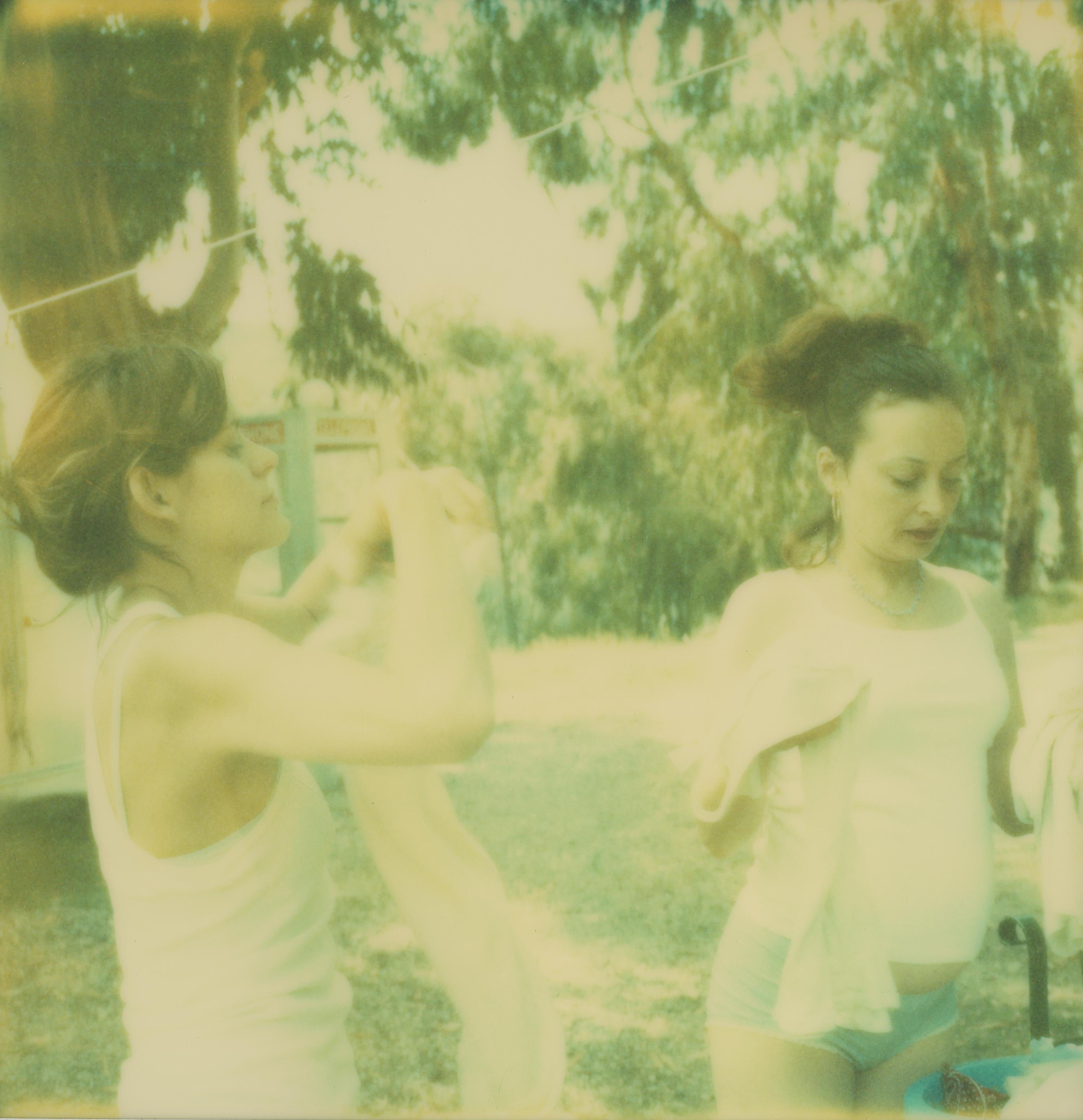 Stefanie Schneider Black and White Photograph – Ohne Titel (Cathy und Shannon) - Zeitgenössisch, 21. Jahrhundert, Polaroid
