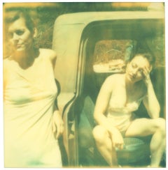 Ohne Titel (Cathy und Shannon) - Zeitgenössisch, 21. Jahrhundert, Polaroid