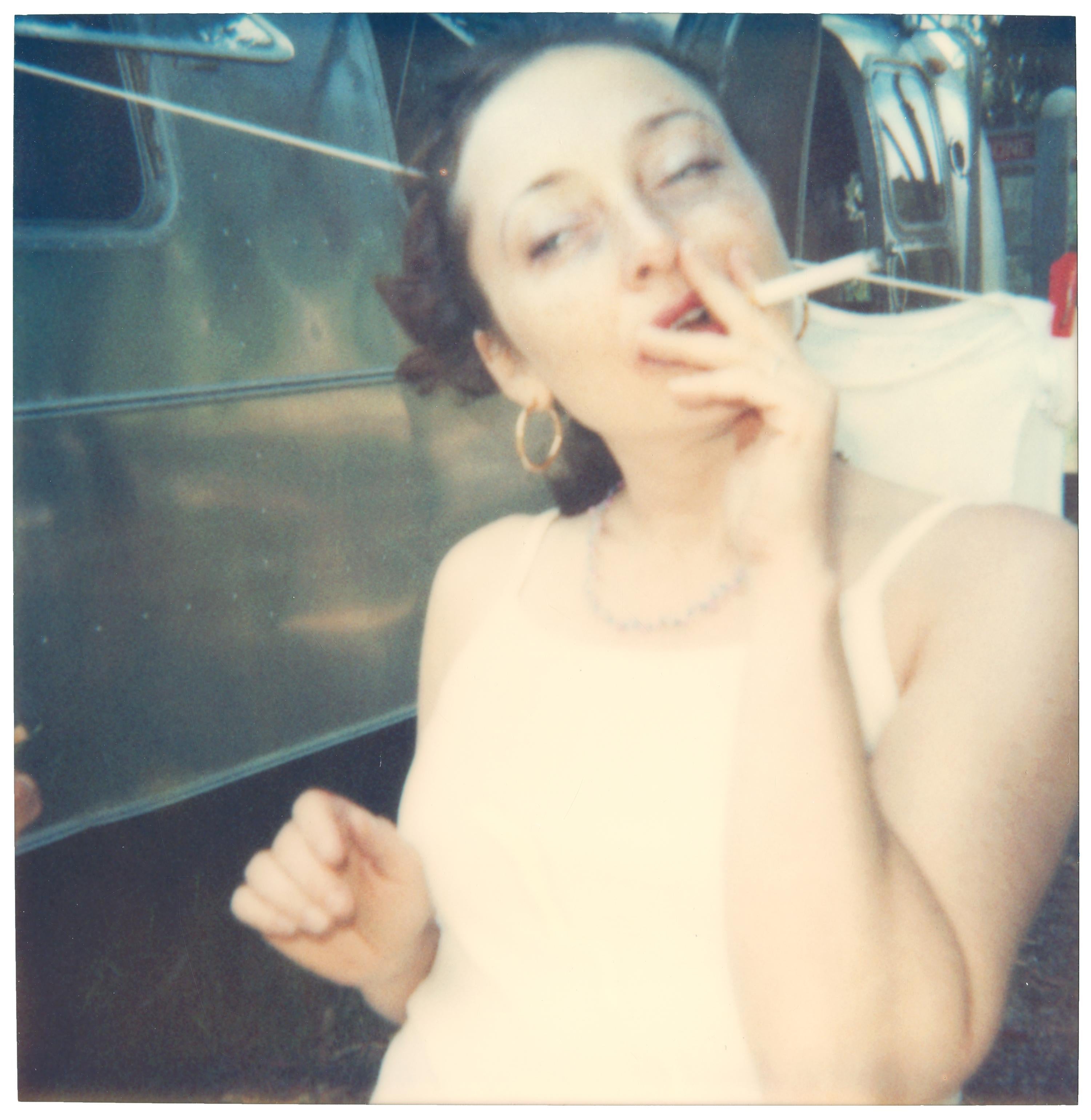 Color Photograph Stefanie Schneider - Sans titre (Cathy and Shannon) - Contemporain, 21e siècle, Polaroid