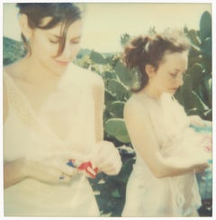 Untitled (Cathy und Shannon) – Zeitgenössisch, 21. Jahrhundert, Polaroid