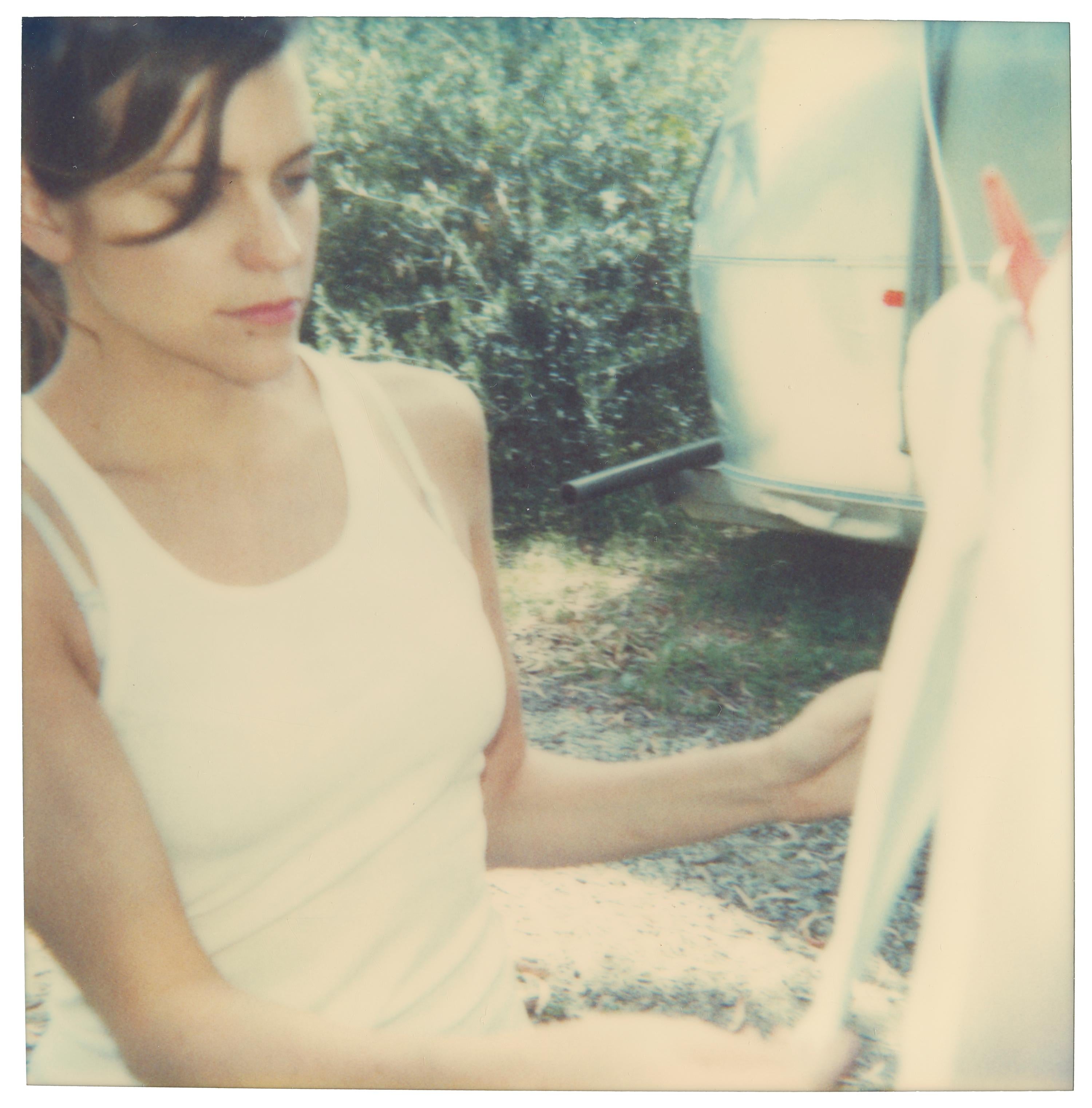 Black and White Photograph di Stefanie Schneider - Senza titolo (Cathy e Shannon) - Contemporaneo, 21° secolo, Polaroid