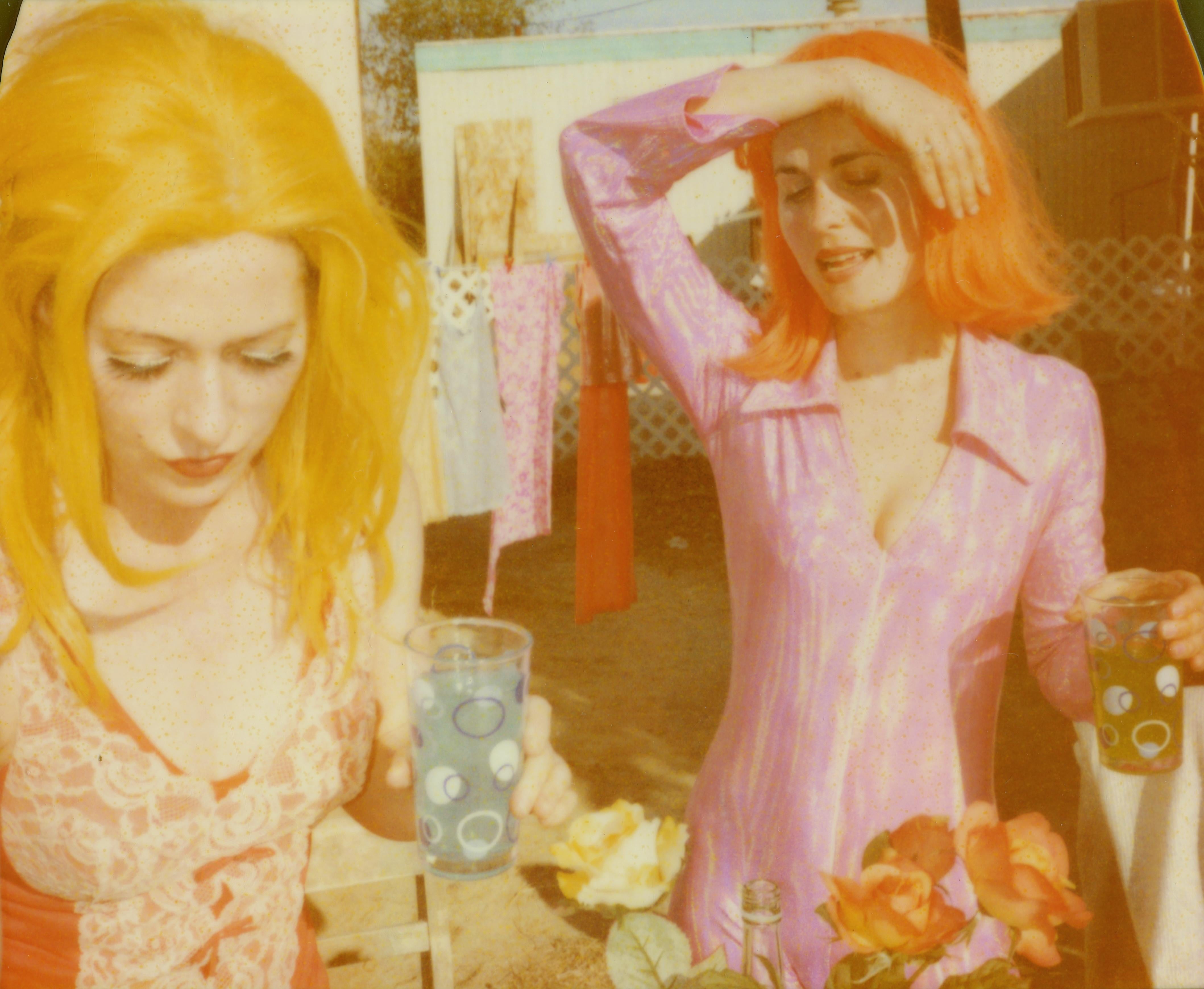 Color Photograph Stefanie Schneider - Sans titre (Le 30e anniversaire d'Oxana) - Polaroid