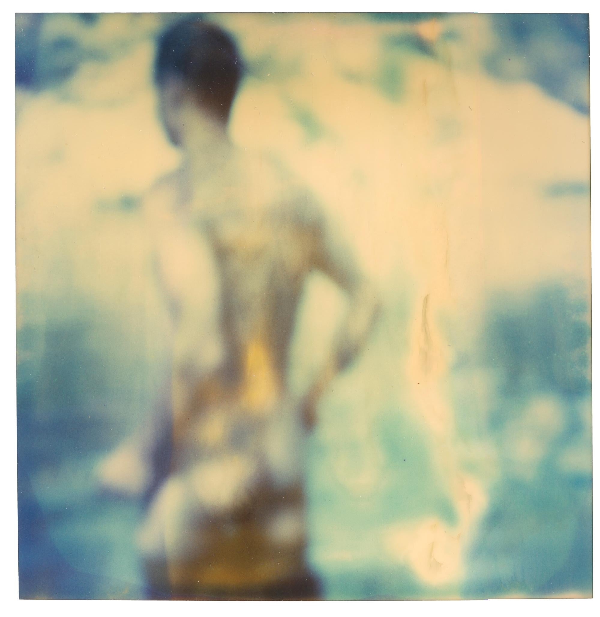 Color Photograph Stefanie Schneider - Sans titre (Paradise) - Contemporain, Nu, Homme, Polaroid