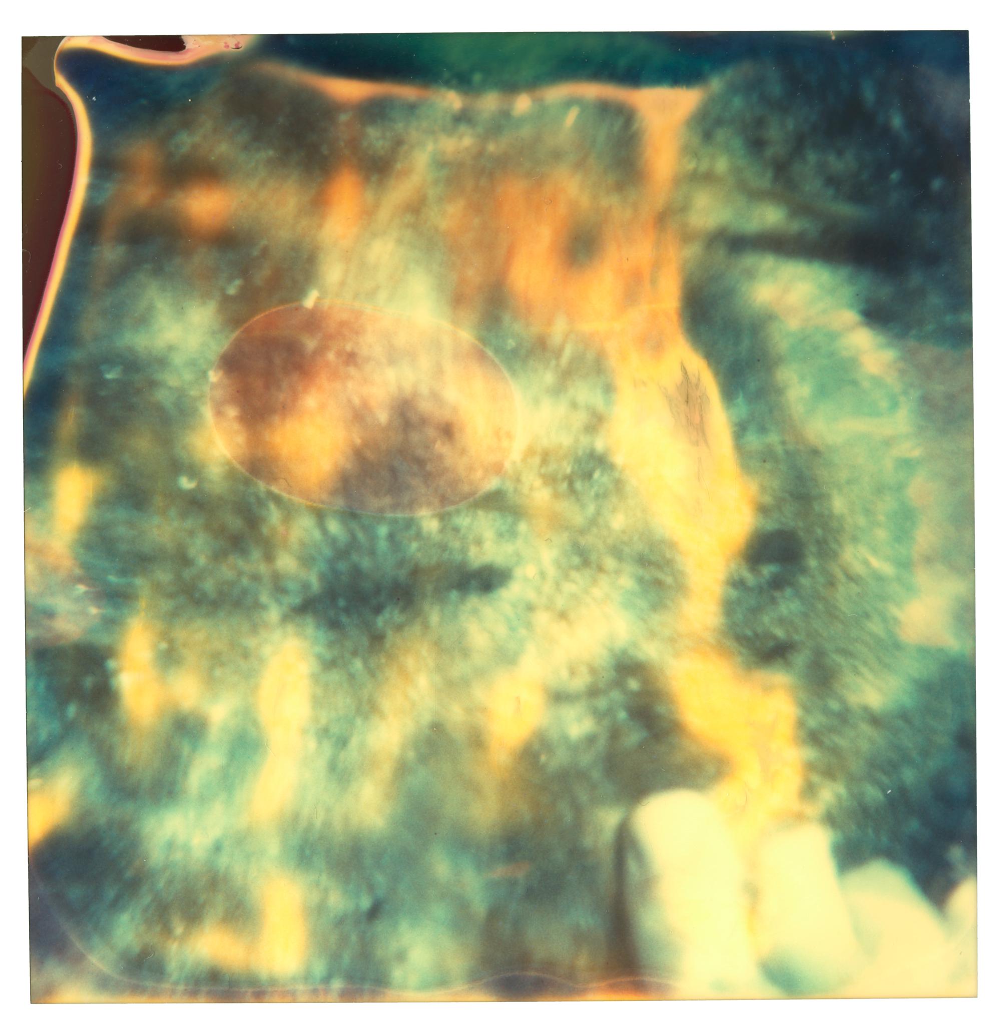 Abstract Photograph Stefanie Schneider - Sans titre (Paradise) - Contemporain, Nu, Homme, Polaroid
