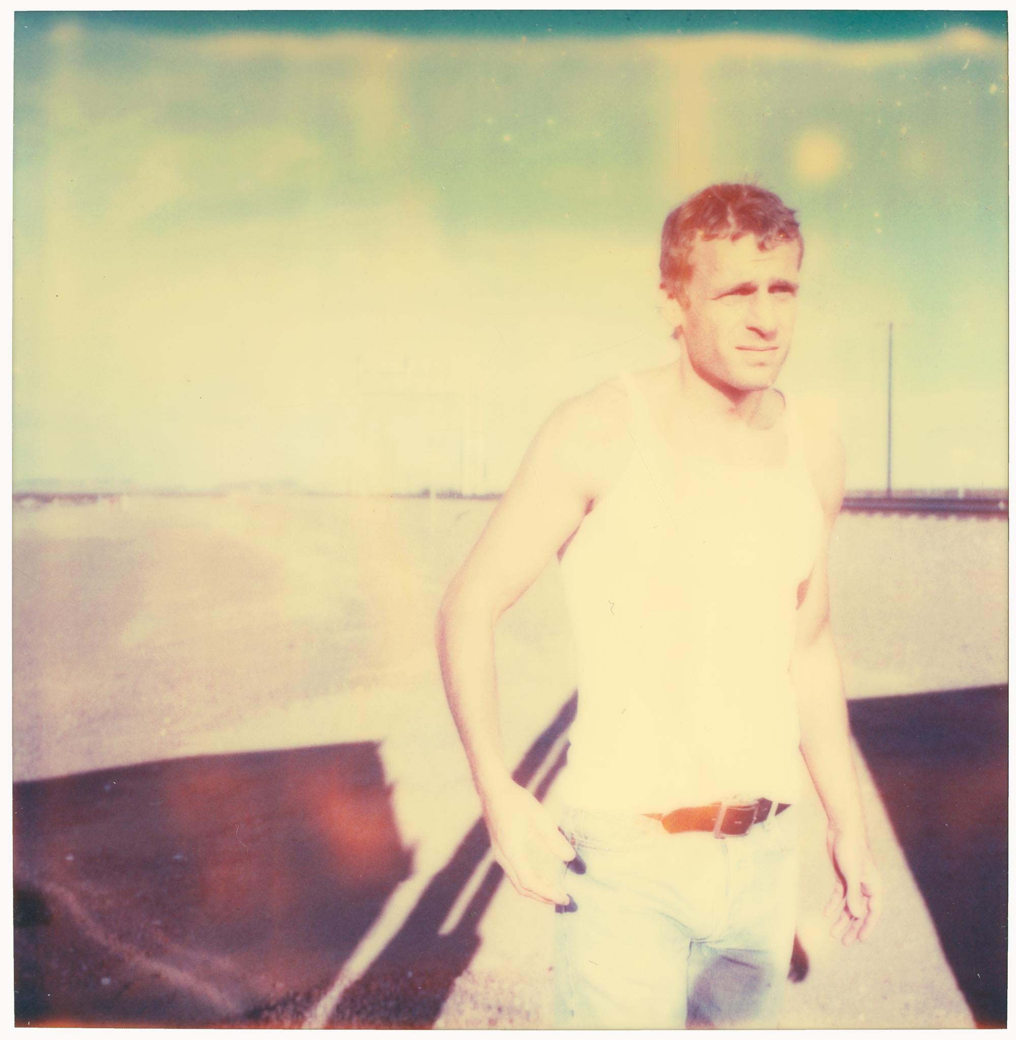 Color Photograph de Stefanie Schneider - Sin título (vías de tren) - basado en una Polaroid