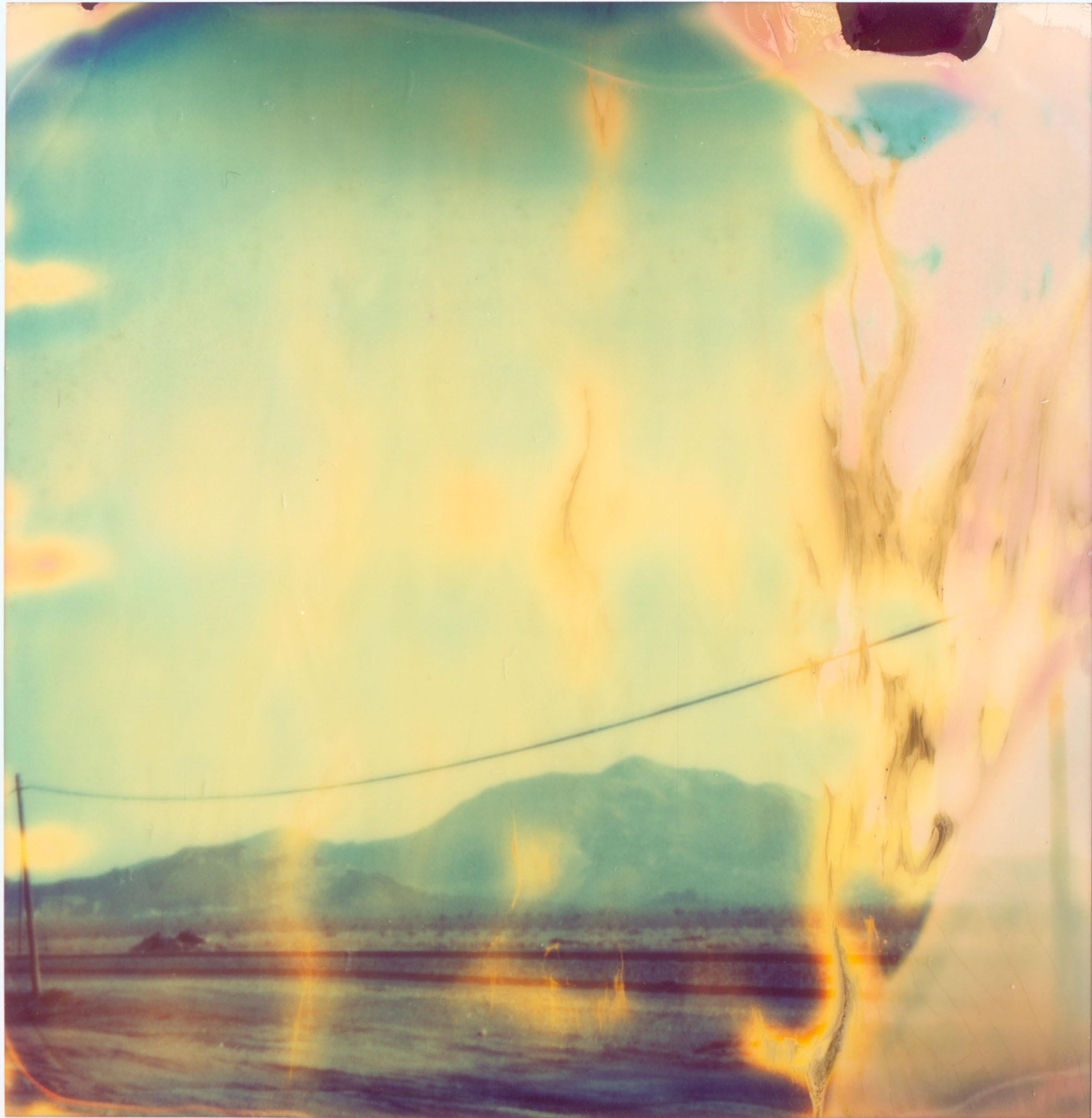 Stefanie Schneider Abstract Photograph – Ohne Titel (Zugschienen) – basiert auf einem Polaroid