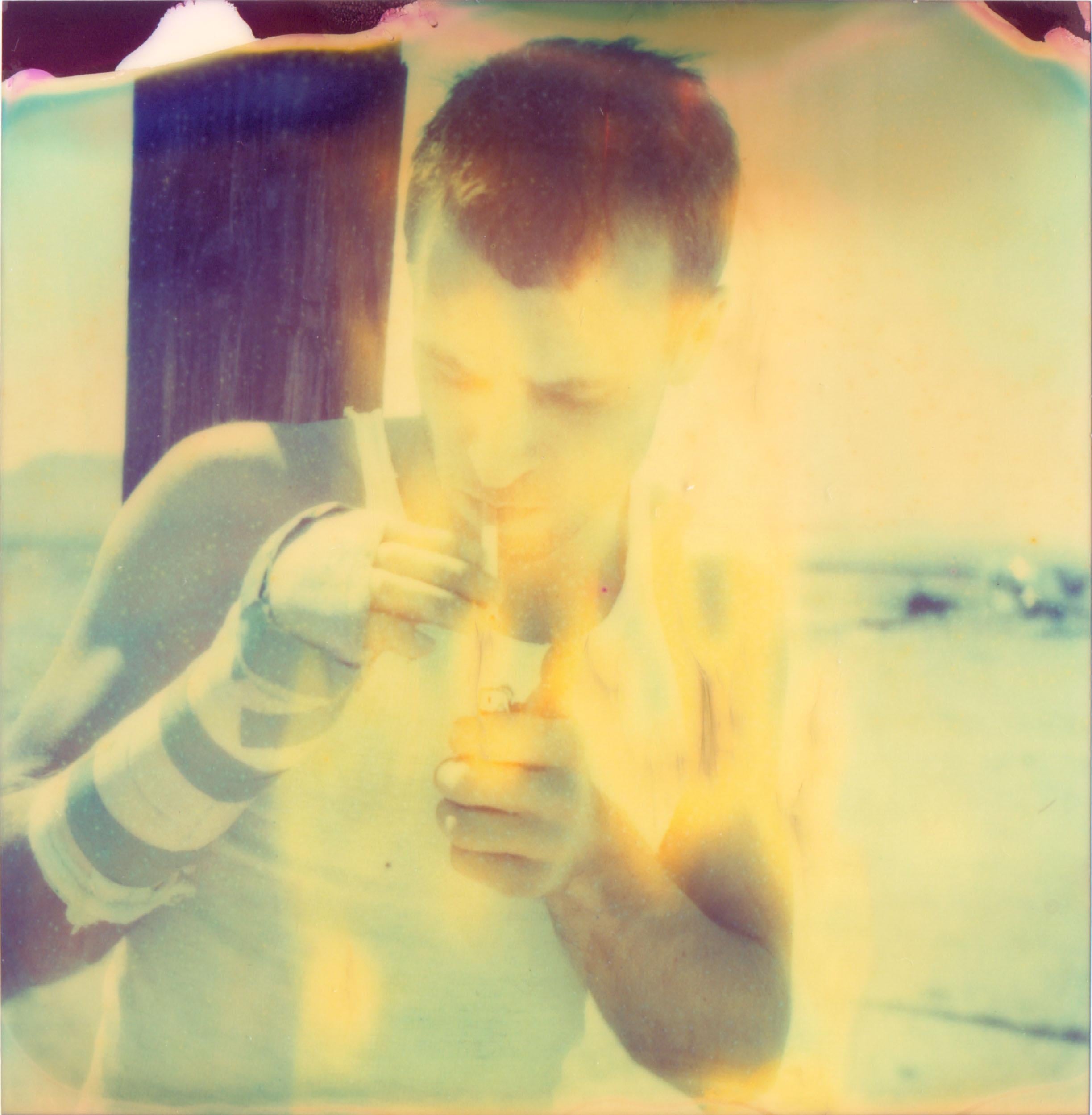Color Photograph de Stefanie Schneider - Sin título (vías de tren) - basado en una Polaroid