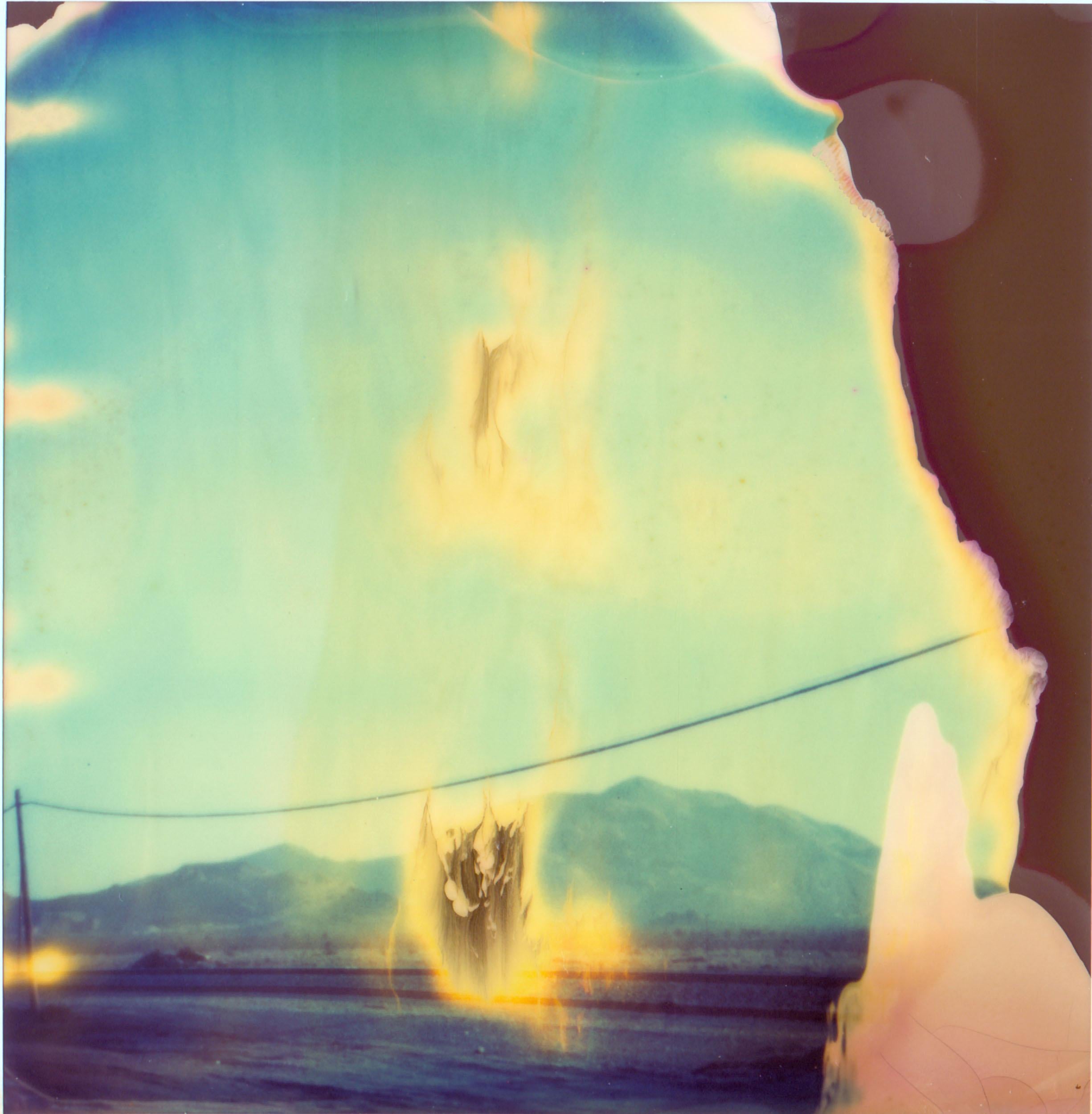 Abstract Photograph Stefanie Schneider - Sans titre (Traintracks) - basé sur un Polaroid