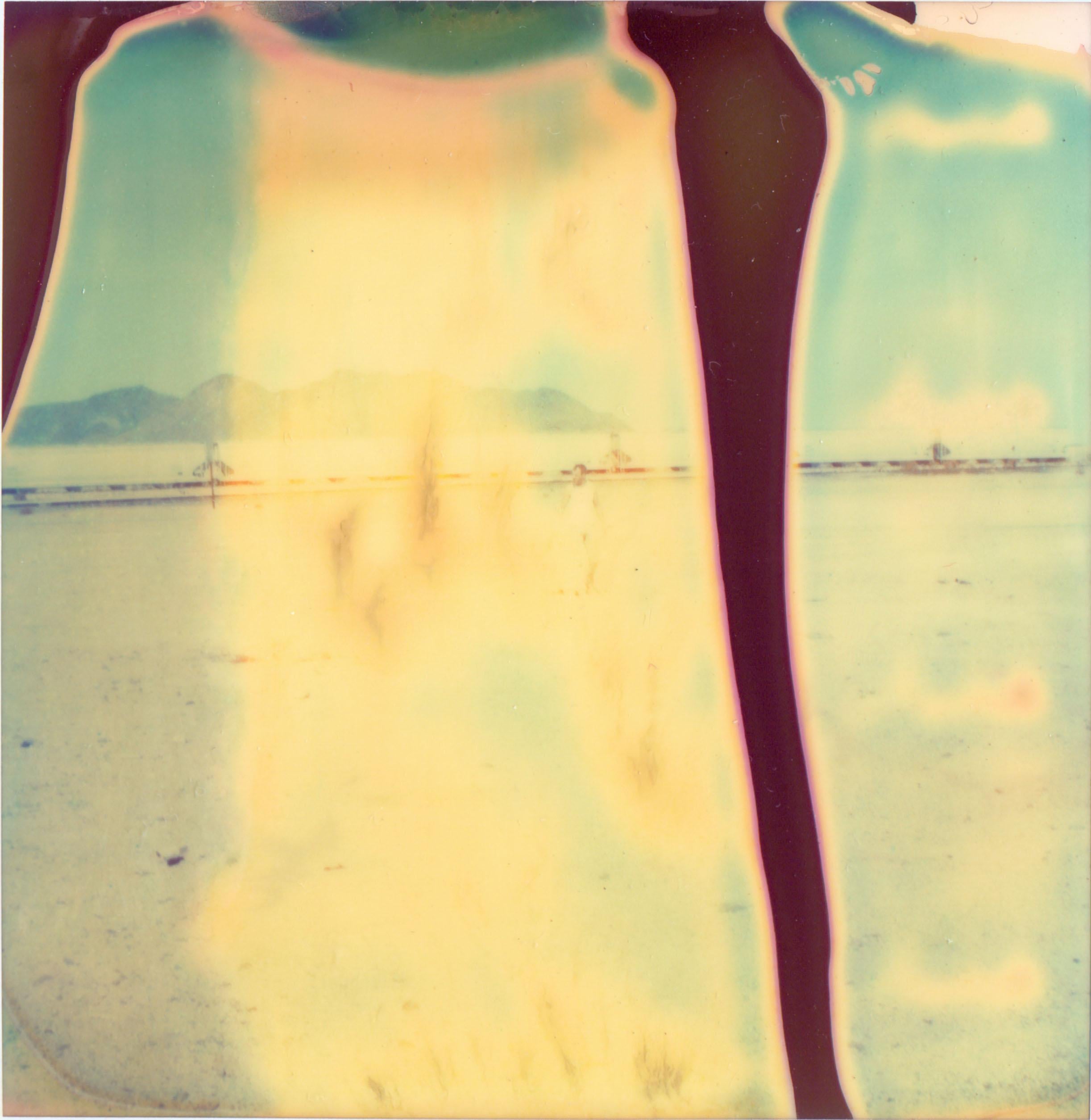 Stefanie Schneider Color Photograph – Ohne Titel (Zugschienen) – basiert auf einem Polaroid