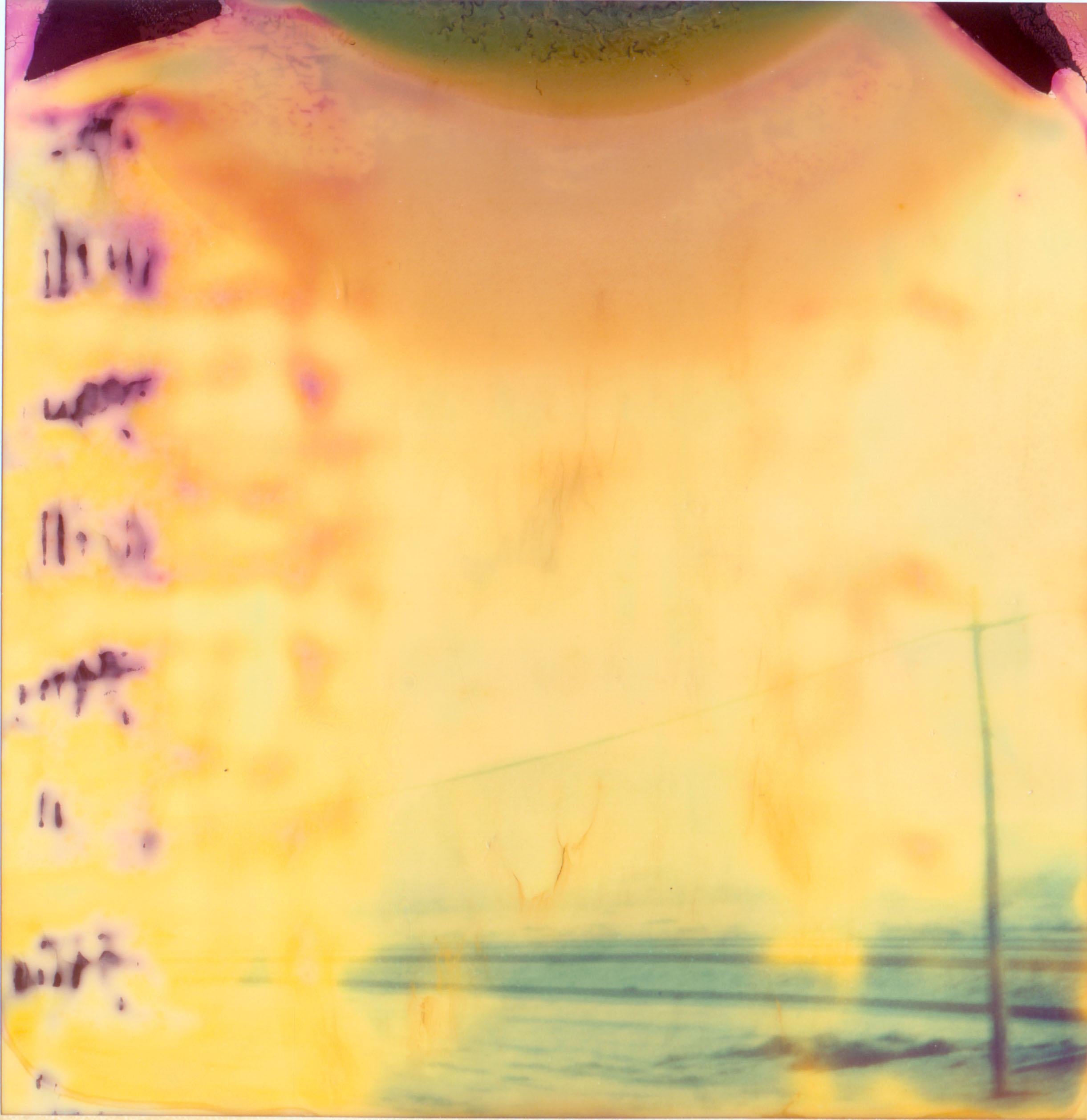 Abstract Photograph Stefanie Schneider - Sans titre (Traintracks) - basé sur un Polaroid