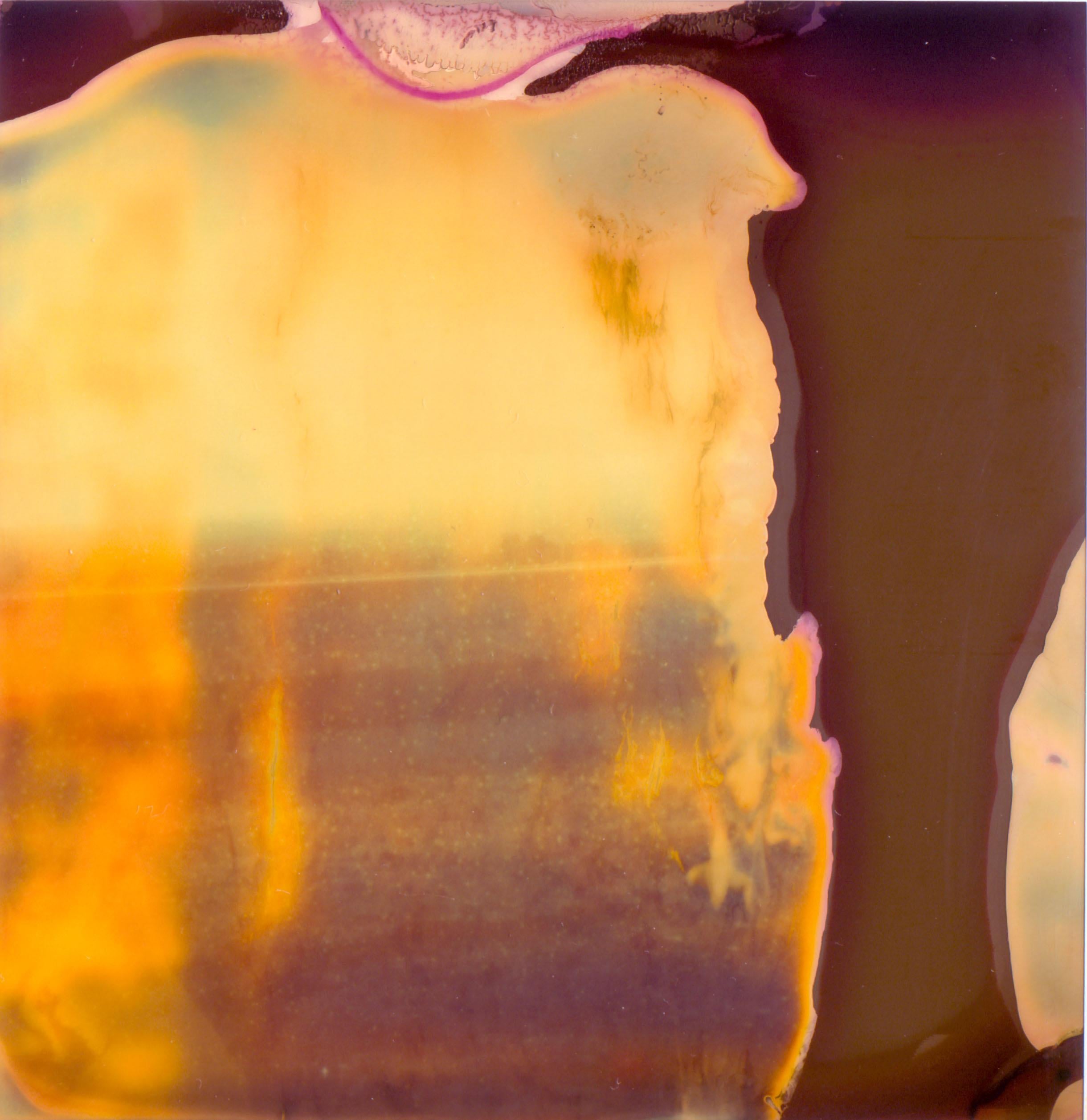 Color Photograph de Stefanie Schneider - Sin título (vías de tren) - basado en una Polaroid