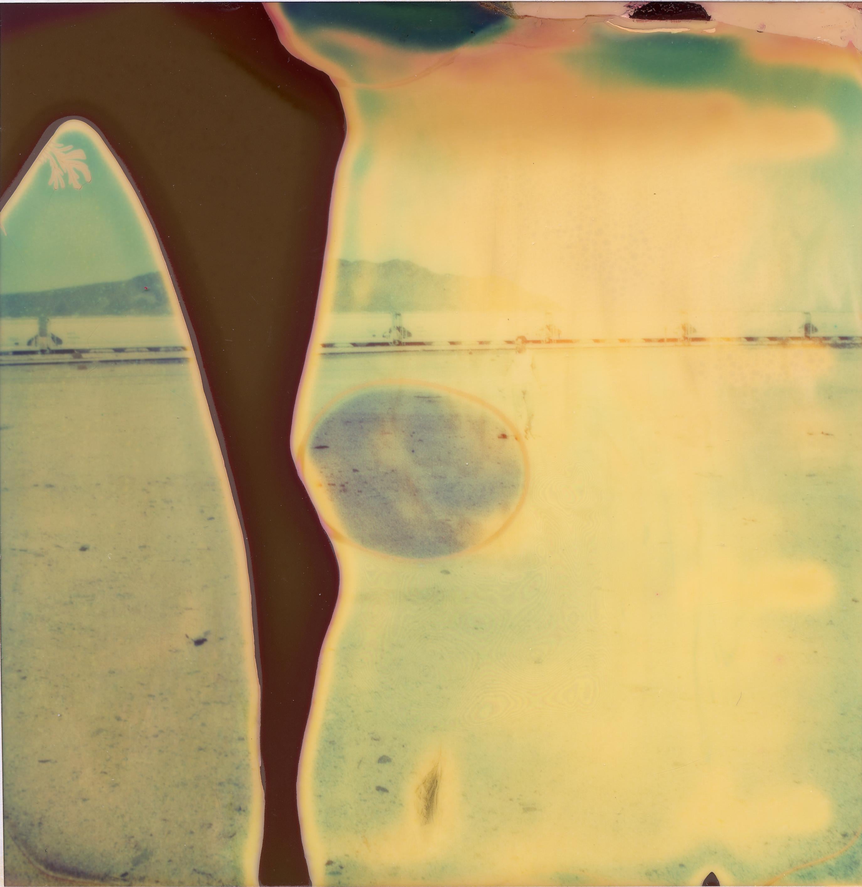 Color Photograph de Stefanie Schneider - Sin título (vías de tren) - basado en una Polaroid