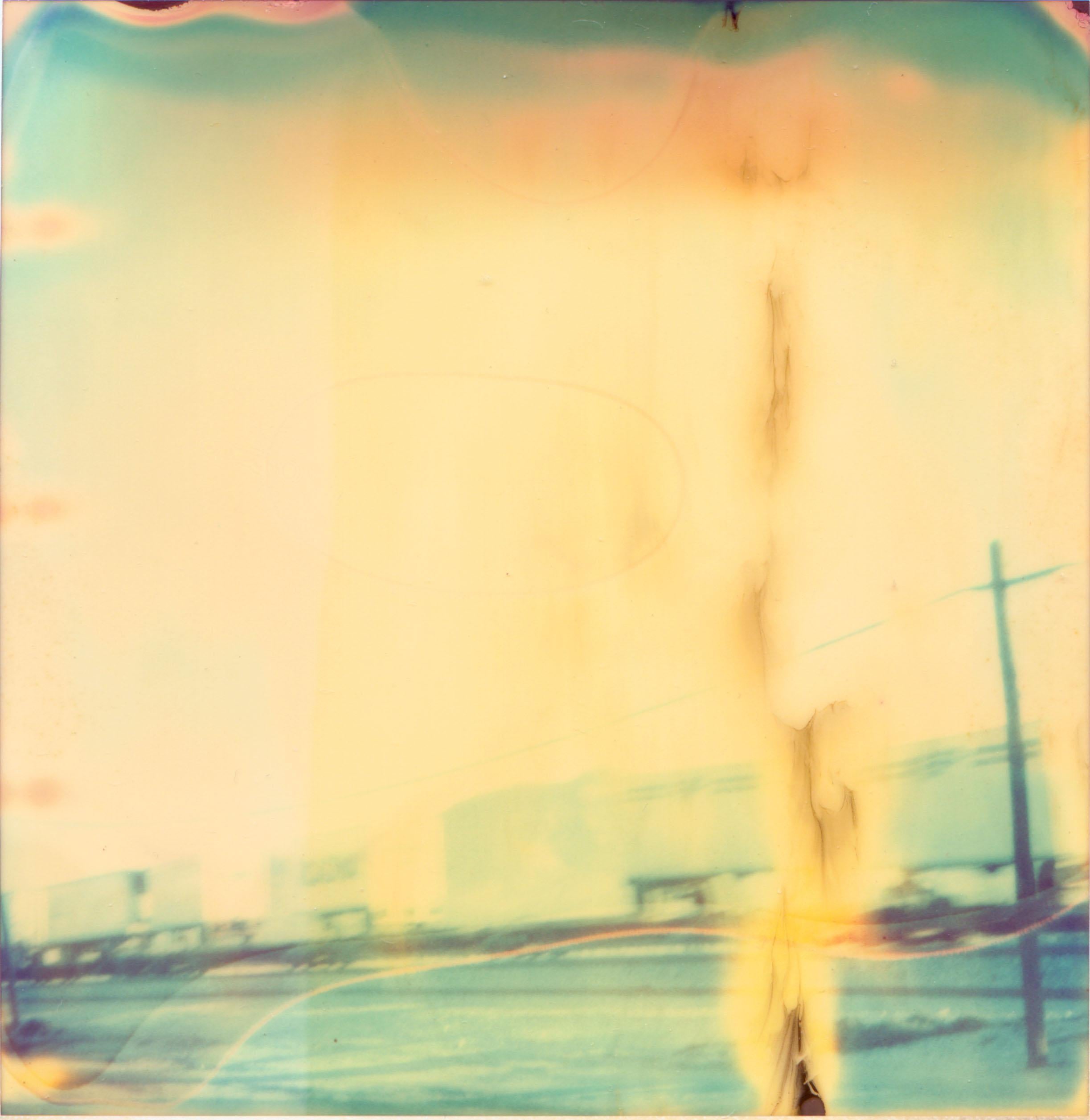 Color Photograph de Stefanie Schneider - Sin título (vías de tren) - basado en una Polaroid