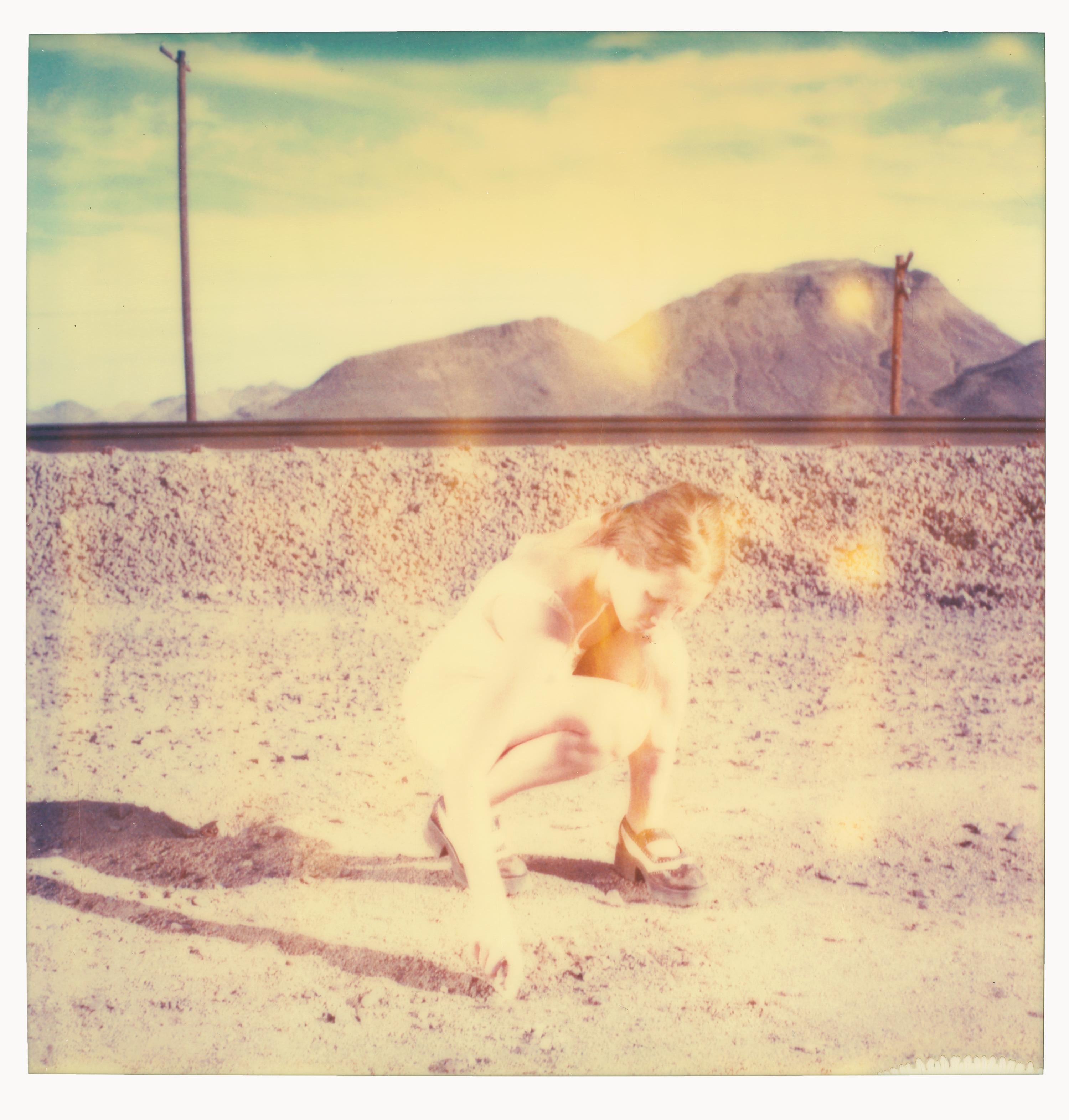 Stefanie Schneider Landscape Photograph – Ohne Titel (Zugschienen) – basiert auf einem Polaroid