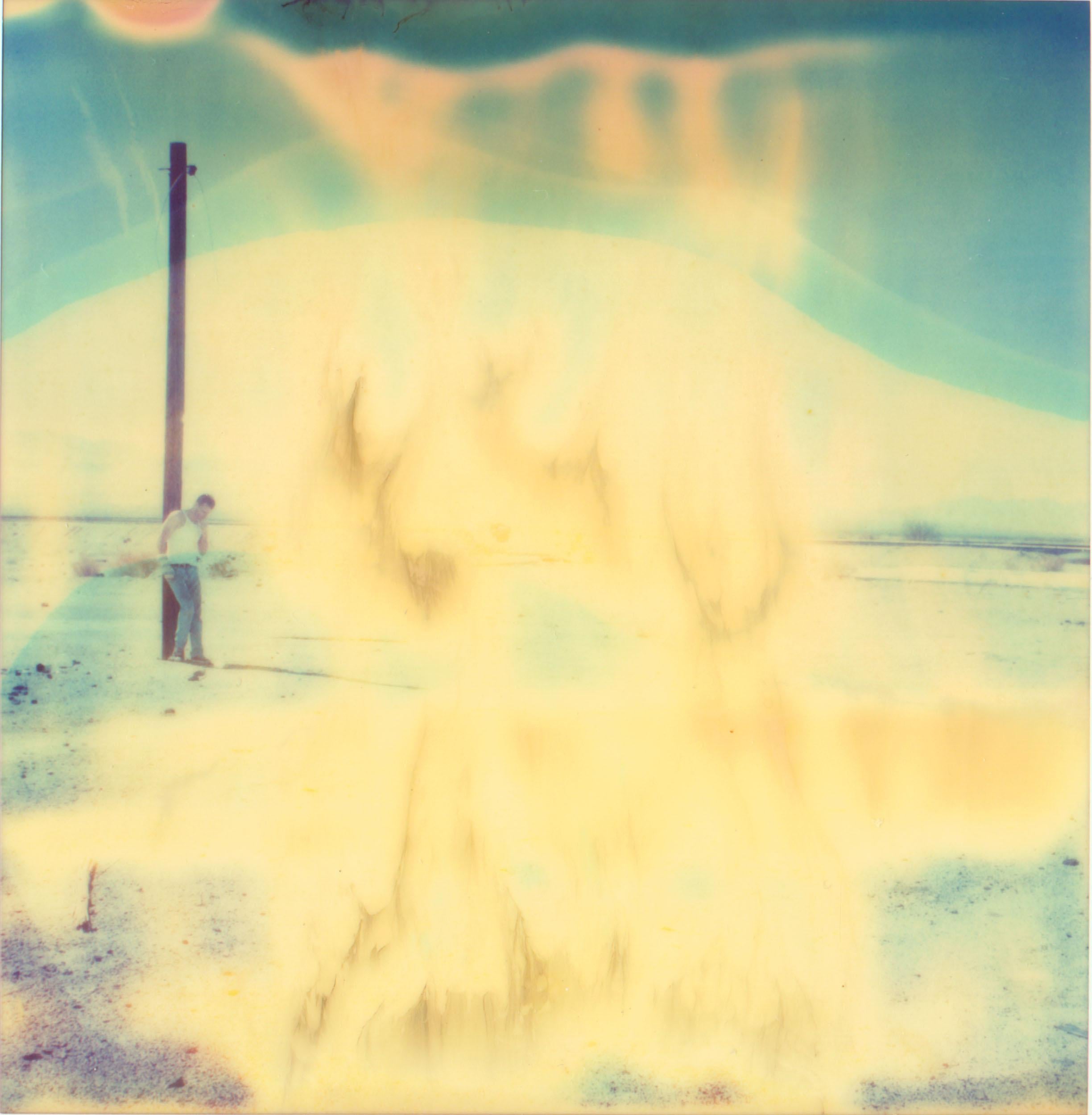 Stefanie Schneider Color Photograph – Ohne Titel (Zugschienen) – basiert auf einem Polaroid